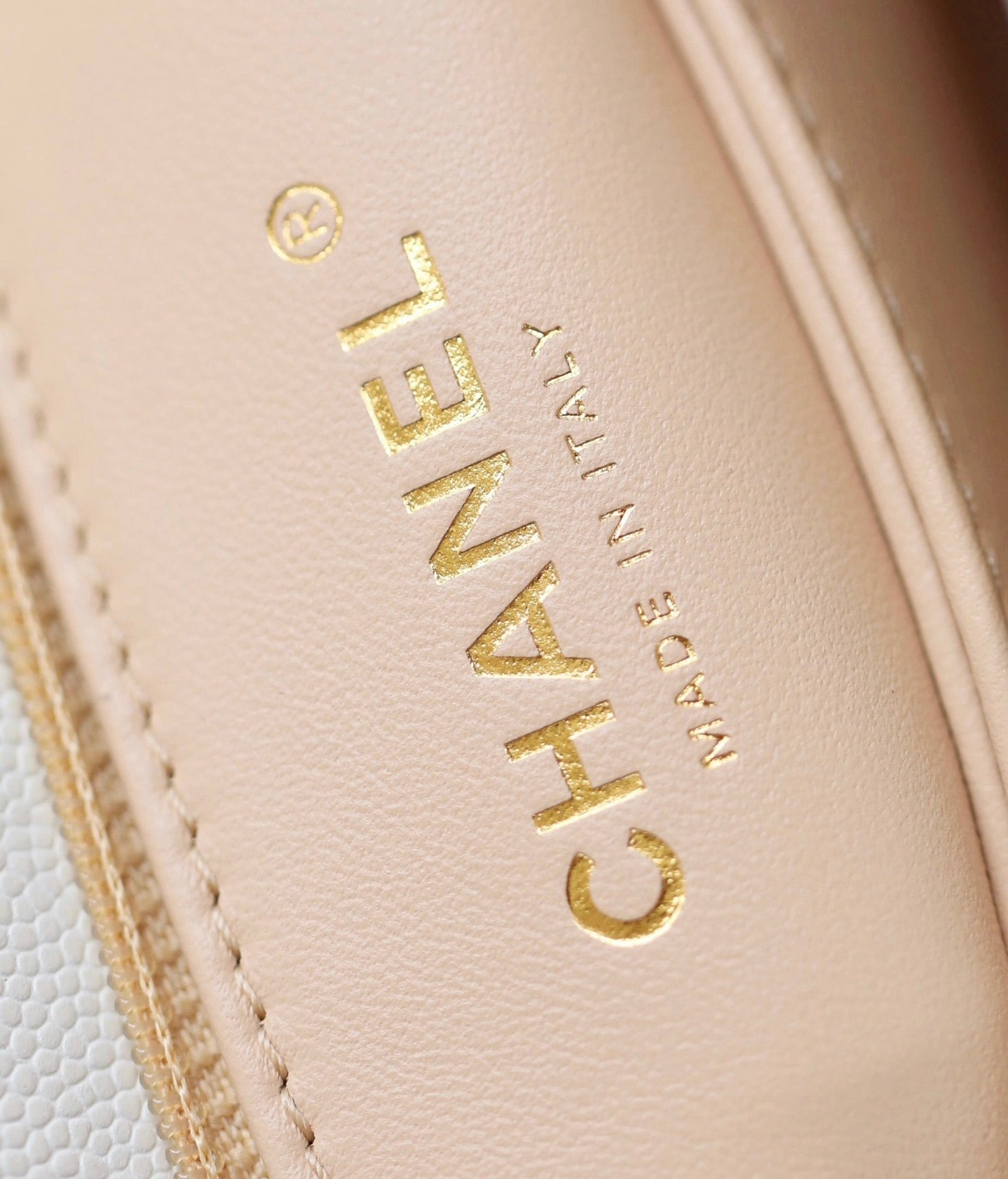 CHANEL 25S FLAP BAG 24 CM IN WHITE LAMBSKIN WITH GOLD HARDWARE - Image 9