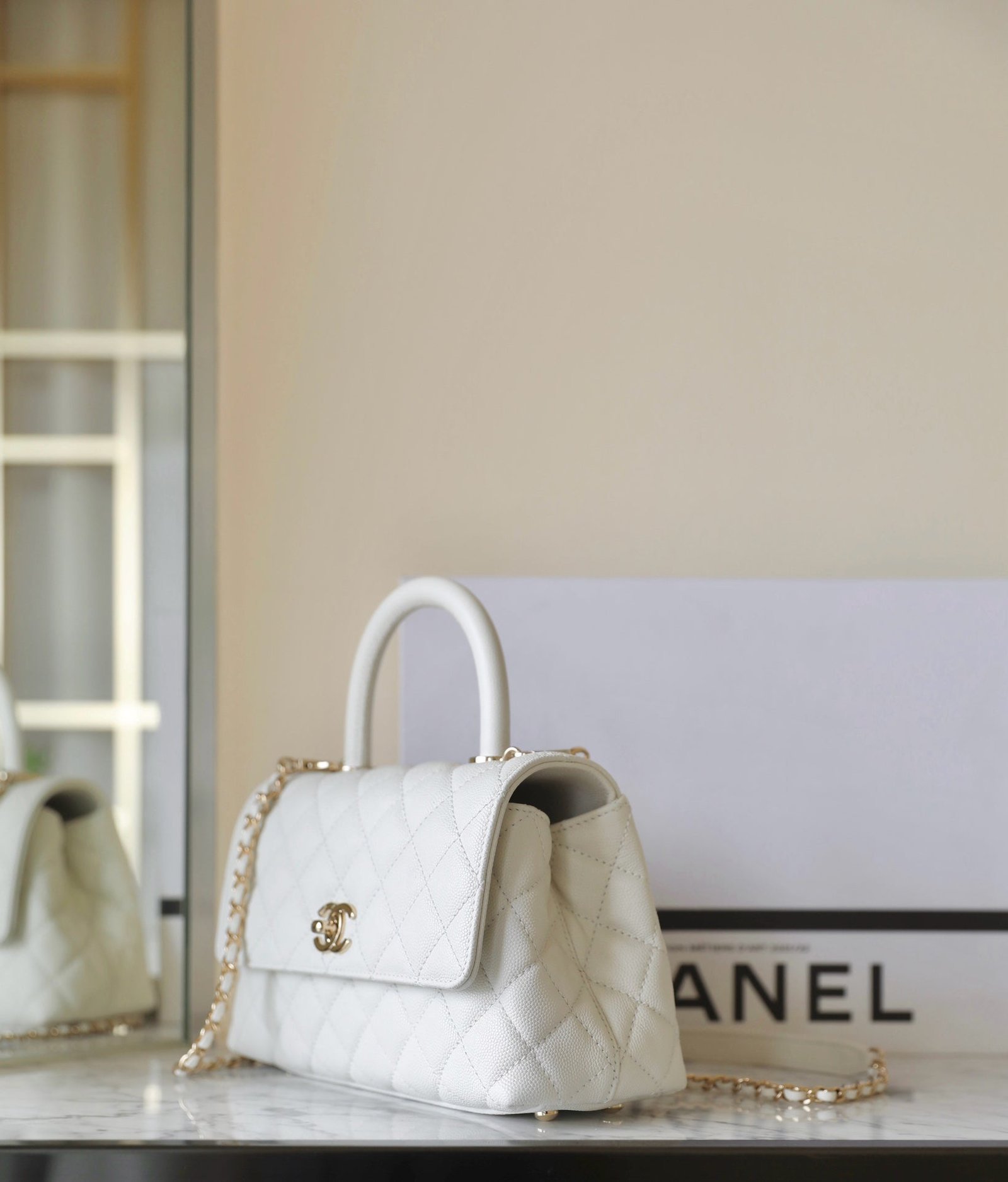CHANEL 25S FLAP BAG 24 CM IN WHITE LAMBSKIN WITH GOLD HARDWARE - Image 4