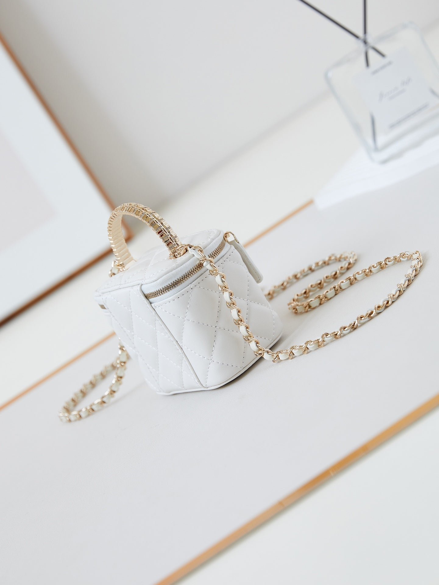 CHANEL 25S MINI VANITY BAG 11 CM IN WHITE LAMBSKIN WITH CRYSTAL-EMBELLISHED CC LOGO - Image 12