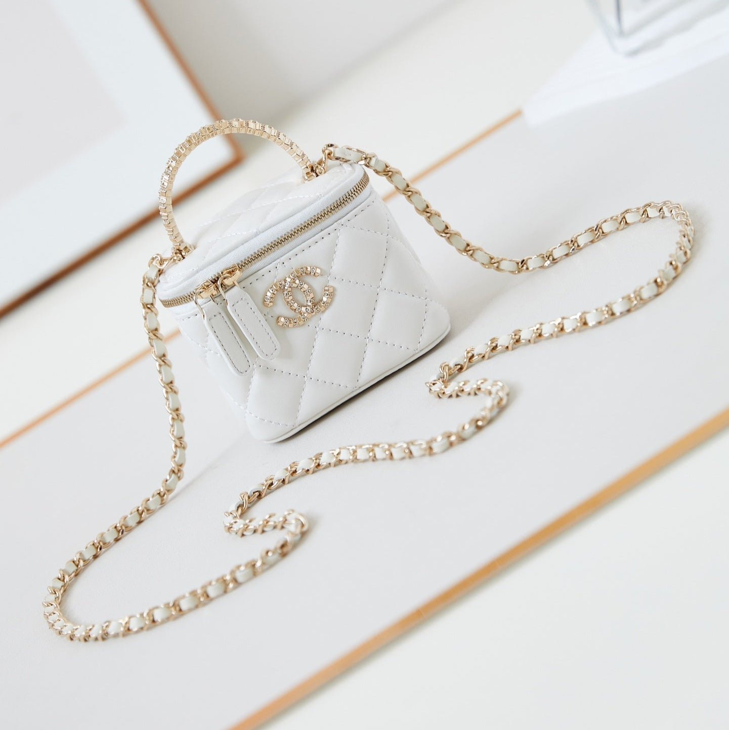 CHANEL 25S MINI VANITY BAG 11 CM IN WHITE LAMBSKIN WITH CRYSTAL-EMBELLISHED CC LOGO - Image 10