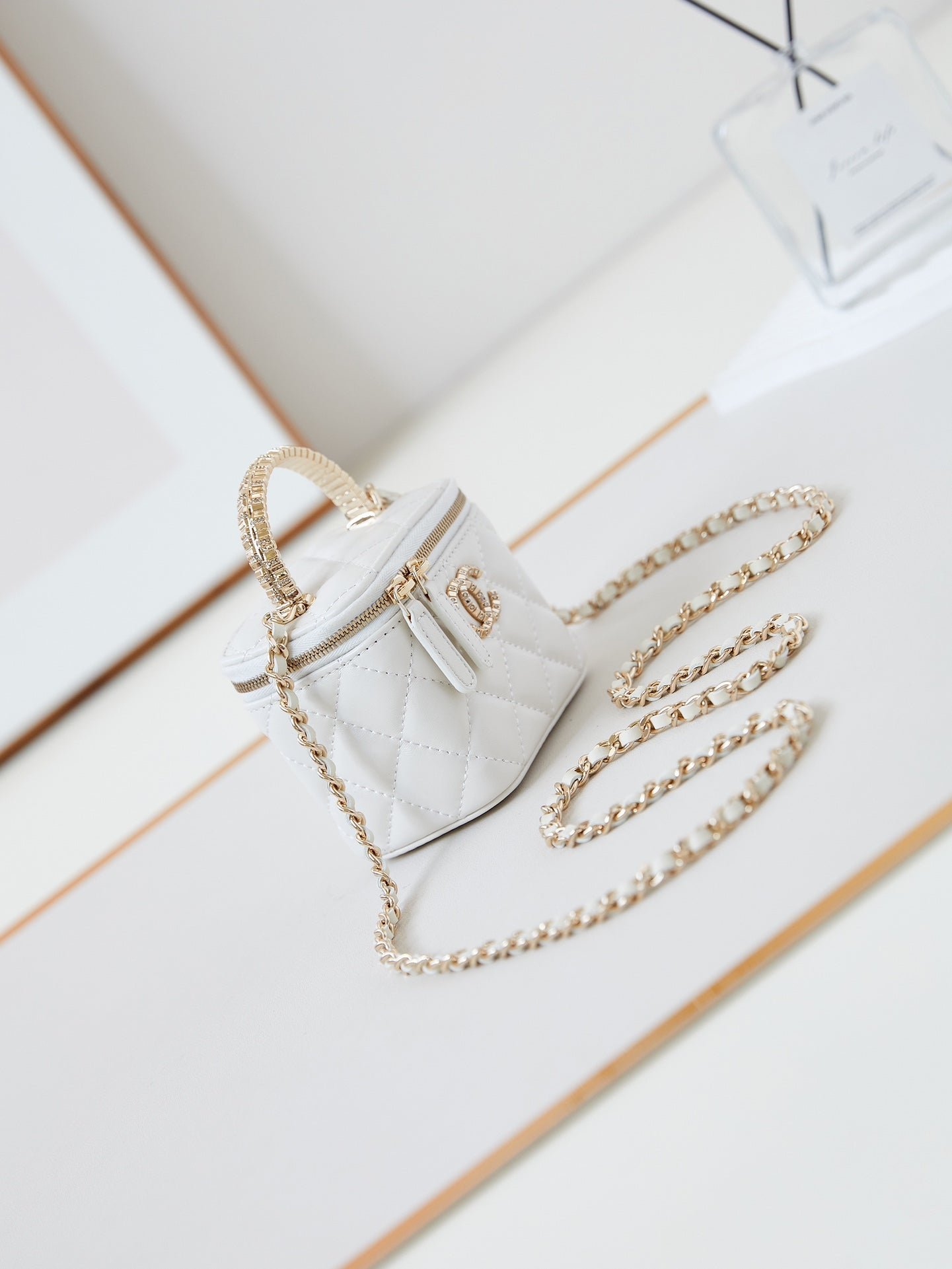 CHANEL 25S MINI VANITY BAG 11 CM IN WHITE LAMBSKIN WITH CRYSTAL-EMBELLISHED CC LOGO - Image 13
