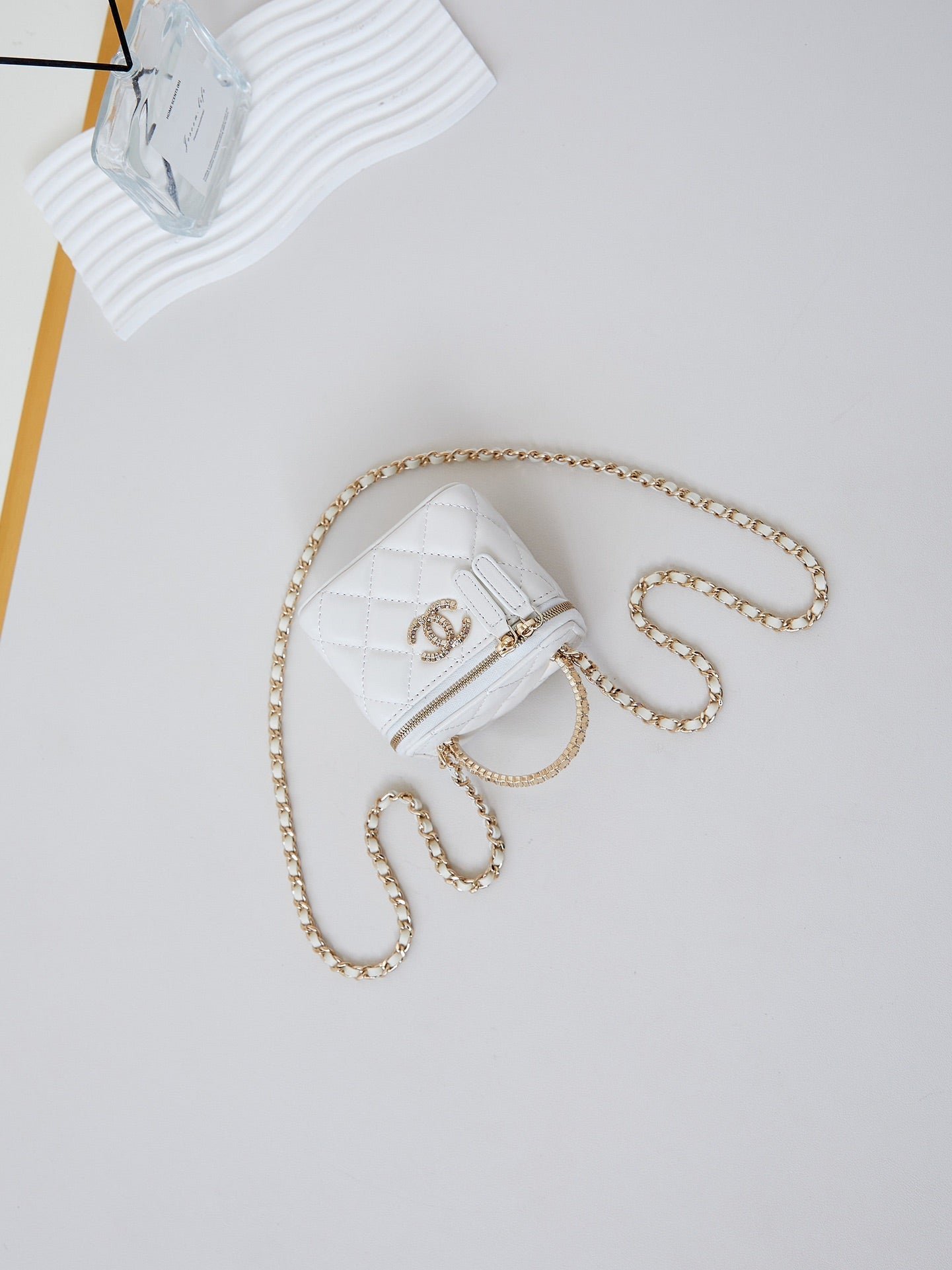 CHANEL 25S MINI VANITY BAG 11 CM IN WHITE LAMBSKIN WITH CRYSTAL-EMBELLISHED CC LOGO - Image 2