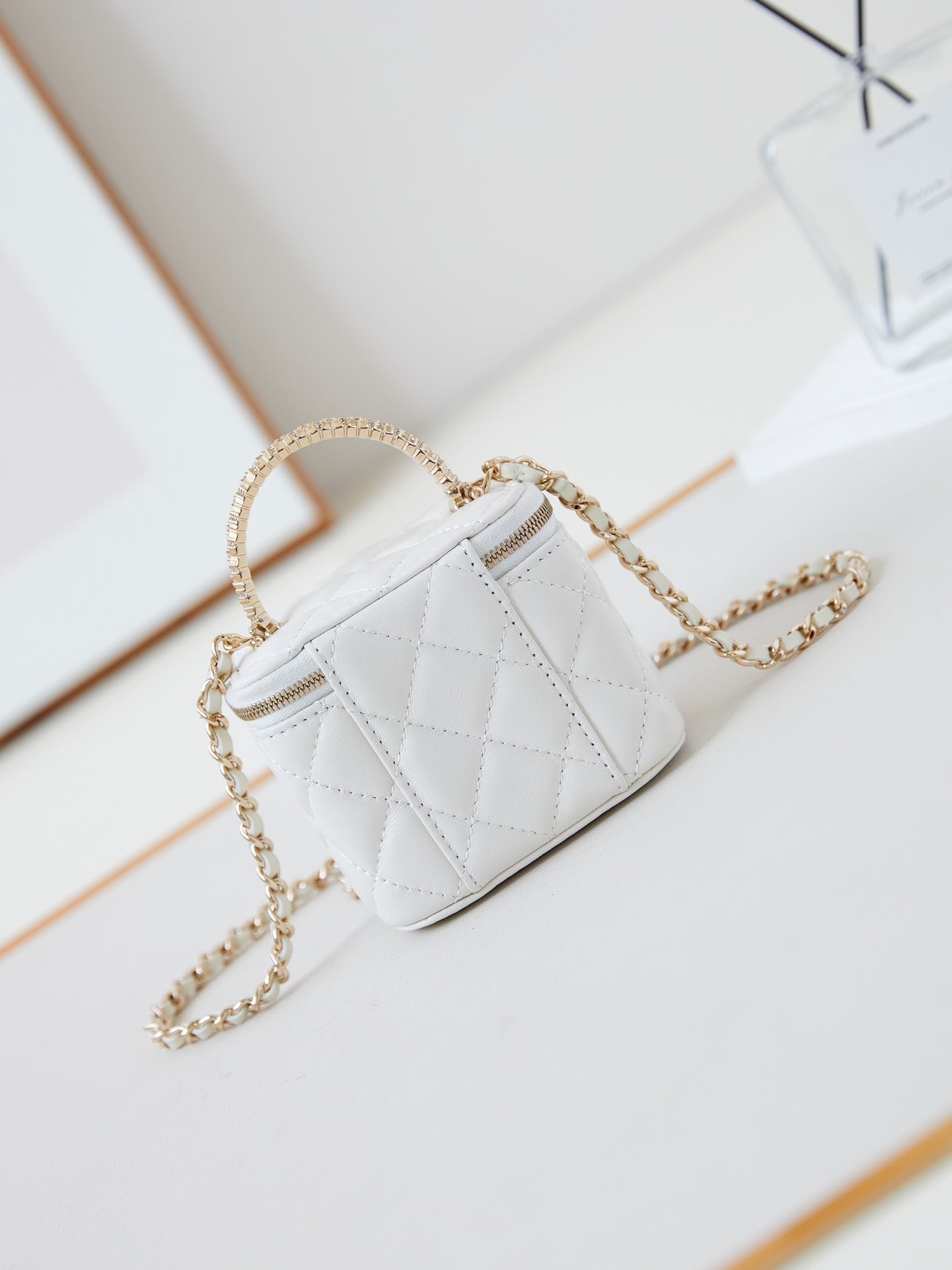 CHANEL 25S MINI VANITY BAG 11 CM IN WHITE LAMBSKIN WITH CRYSTAL-EMBELLISHED CC LOGO - Image 14