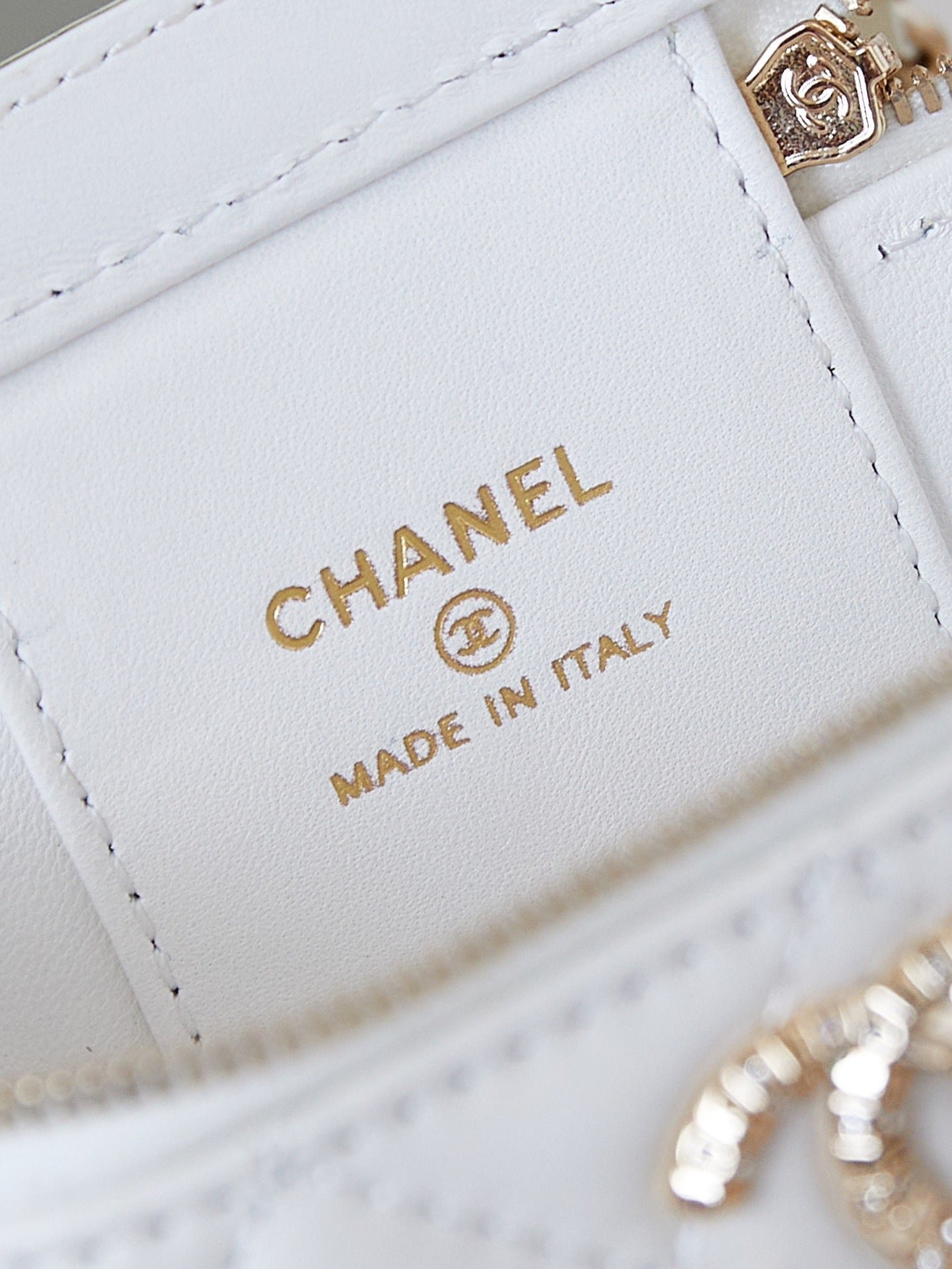 CHANEL 25S MINI VANITY BAG 11 CM IN WHITE LAMBSKIN WITH CRYSTAL-EMBELLISHED CC LOGO - Image 18