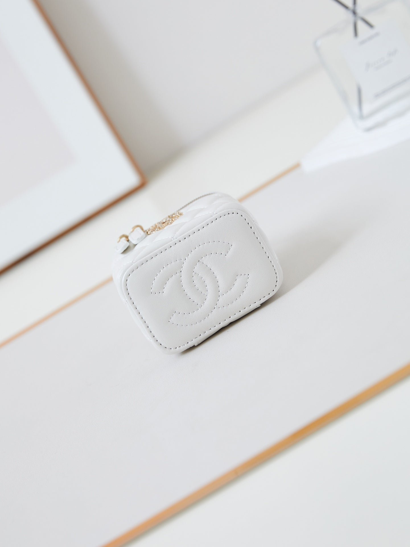 CHANEL 25S MINI VANITY BAG 11 CM IN WHITE LAMBSKIN WITH CRYSTAL-EMBELLISHED CC LOGO - Image 6