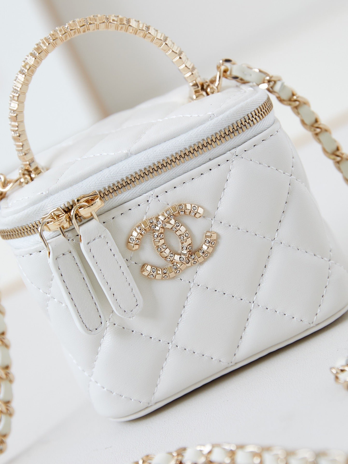CHANEL 25S MINI VANITY BAG 11 CM IN WHITE LAMBSKIN WITH CRYSTAL-EMBELLISHED CC LOGO - Image 8