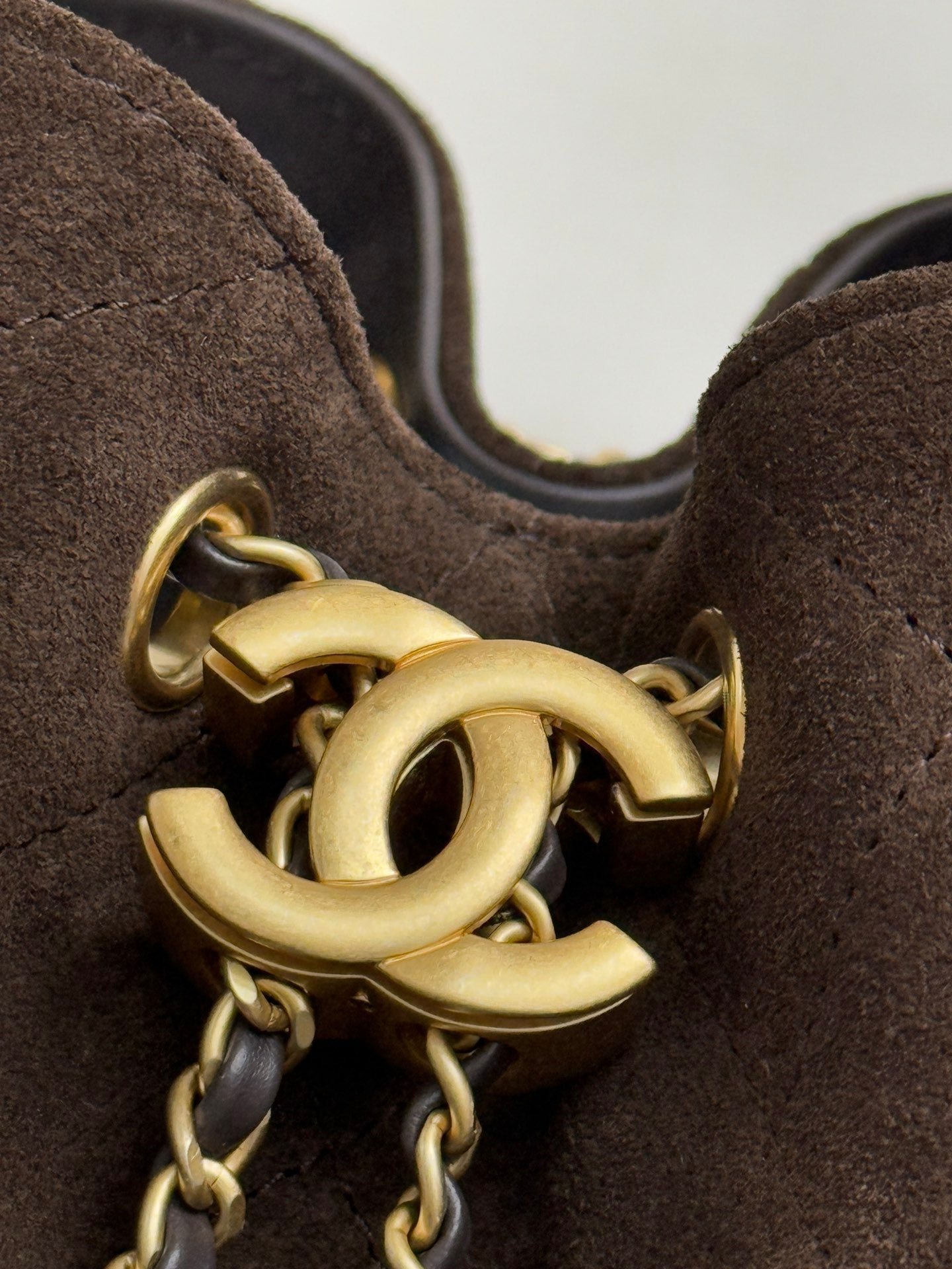 CHANEL 25S HOBO BAG 30 CM IN DARK BROWN SUEDE WITH GOLD HARDWARE - Image 7