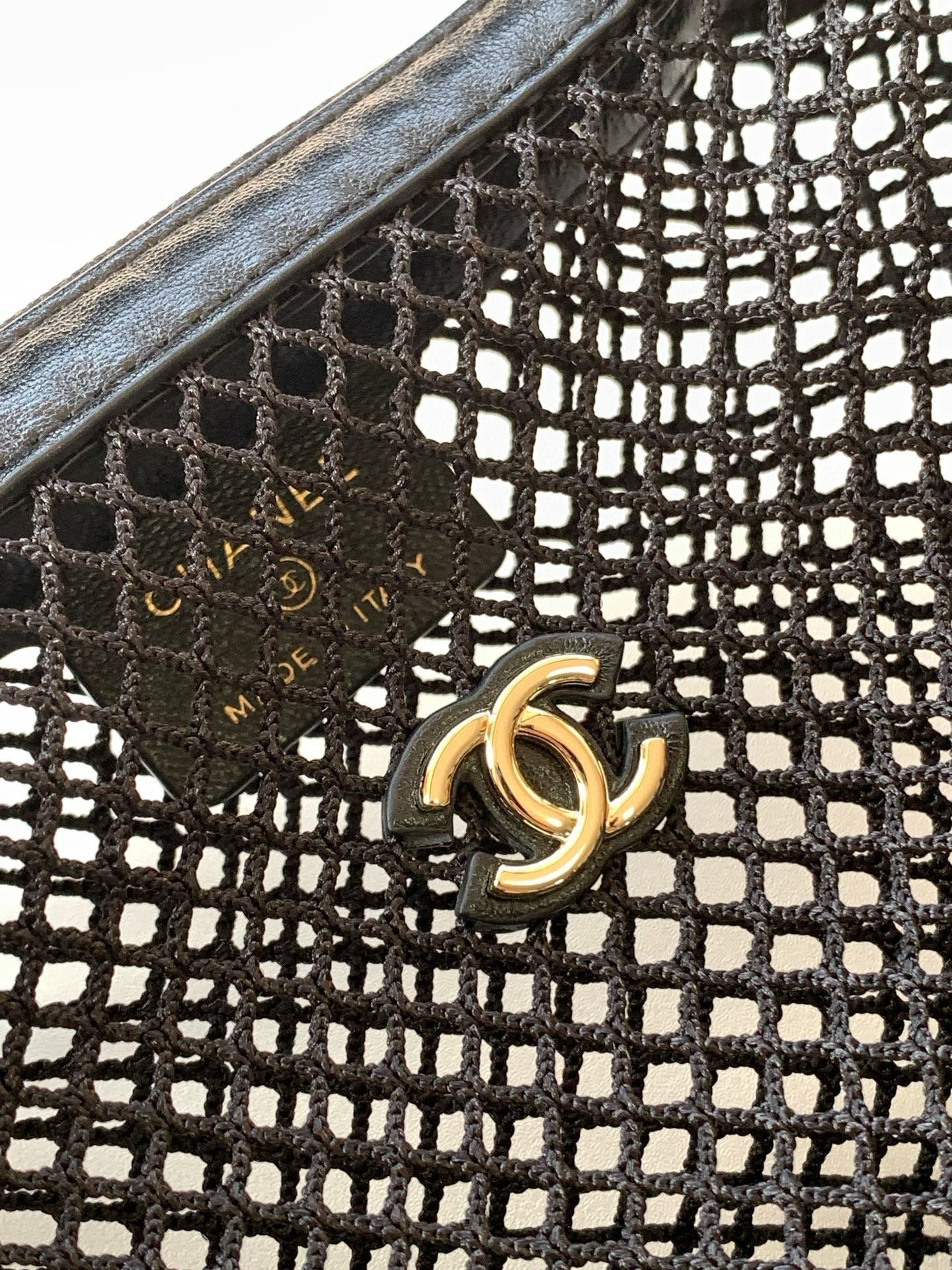 CC 25S POUCH IN BLACK LAMBSKIN WITH MESH GOLD HARDWARE - Image 15