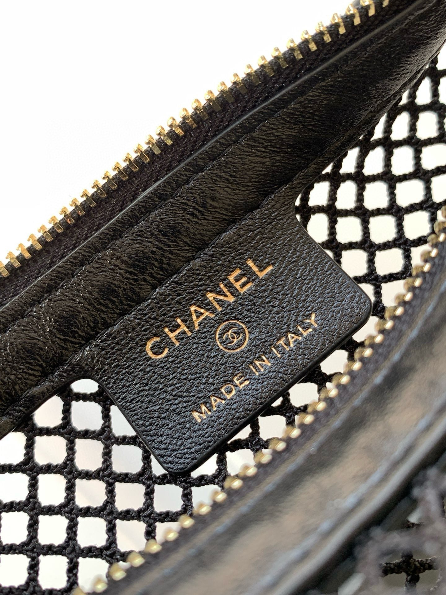 CC 25S POUCH IN BLACK LAMBSKIN WITH MESH GOLD HARDWARE - Image 17