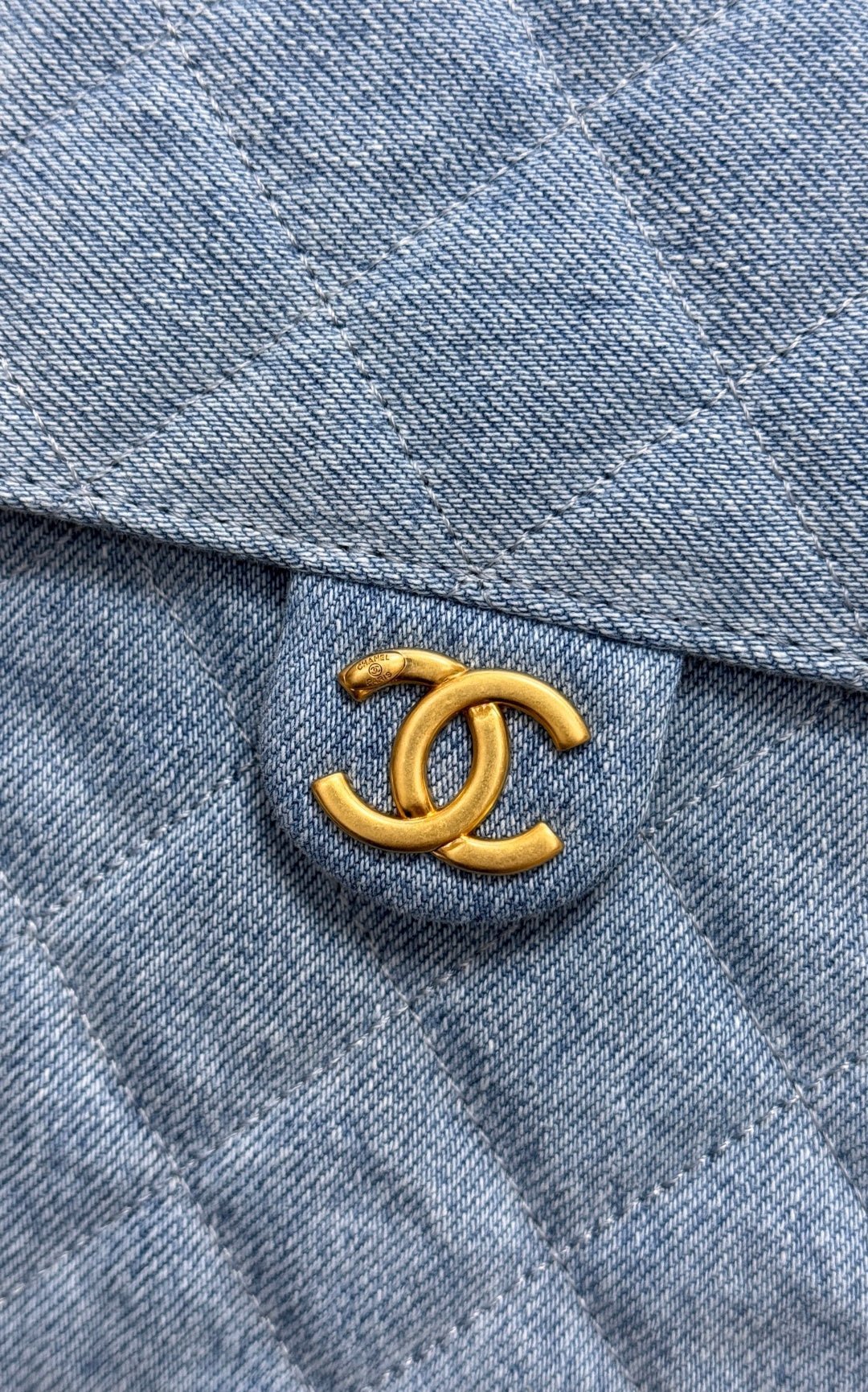 CHANEL 25S HOBO BAG 30 IN BLUE DENIM WITH GOLD HARDWARE - Image 5