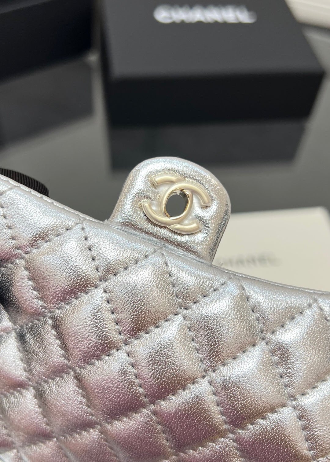 CHANEL 25S FLAP CHARM BAG 13 IN SILVER METALLIC LAMBSKIN - Image 17