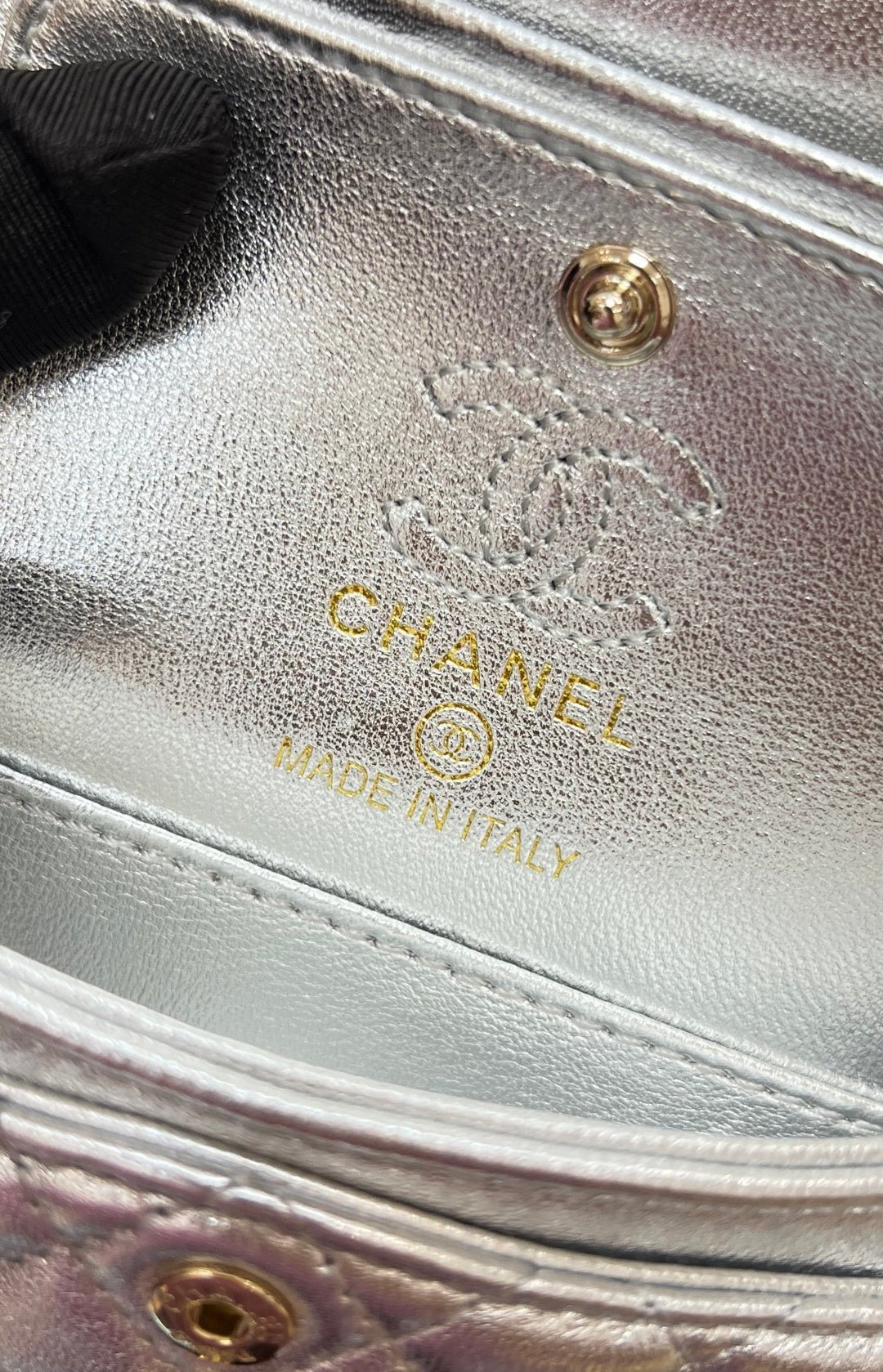 CHANEL 25S FLAP CHARM BAG 13 IN SILVER METALLIC LAMBSKIN - Image 9