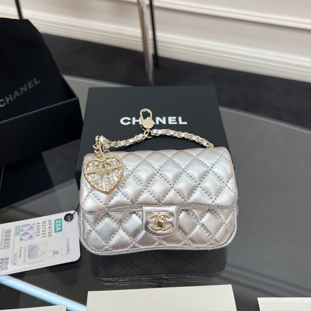 CHANEL 25S FLAP CHARM BAG 13 IN SILVER METALLIC LAMBSKIN - Image 12