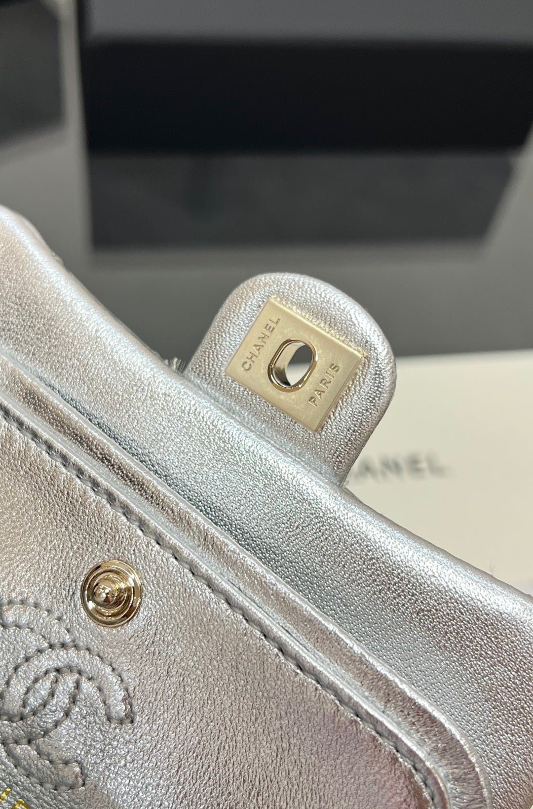 CHANEL 25S FLAP CHARM BAG 13 IN SILVER METALLIC LAMBSKIN - Image 11
