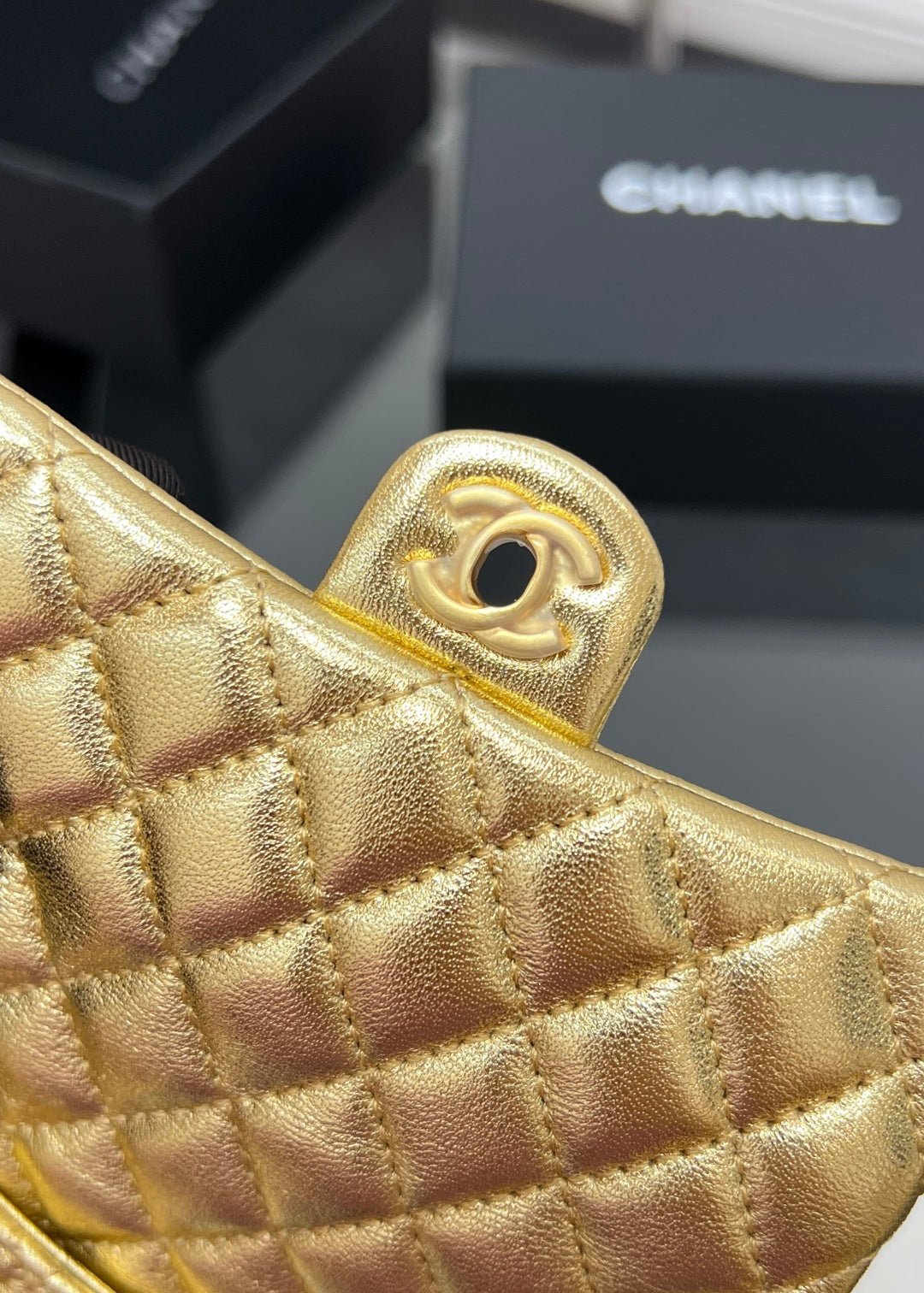 CHANEL 25S FLAP CHARM BAG 13 IN GOLD METALLIC LAMBSKIN - Image 12
