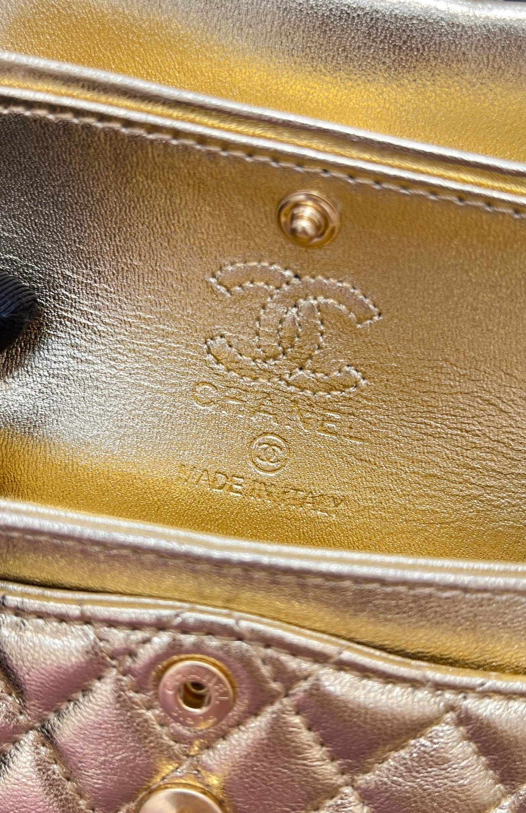 CHANEL 25S FLAP CHARM BAG 13 IN GOLD METALLIC LAMBSKIN - Image 17