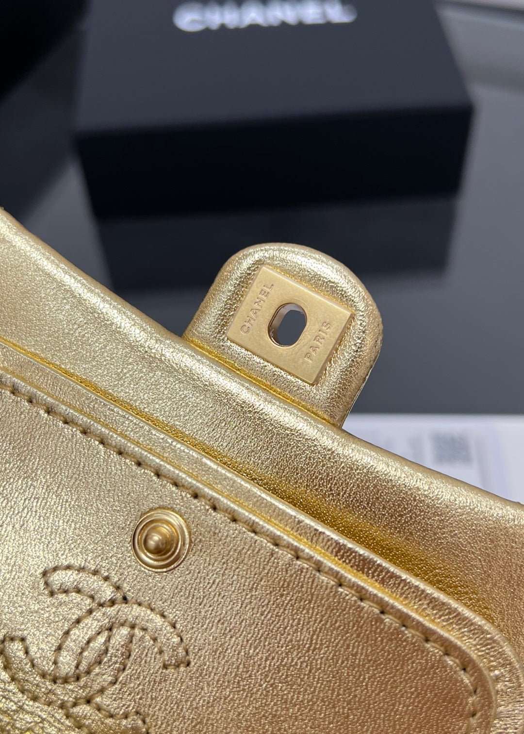 CHANEL 25S FLAP CHARM BAG 13 IN GOLD METALLIC LAMBSKIN - Image 9