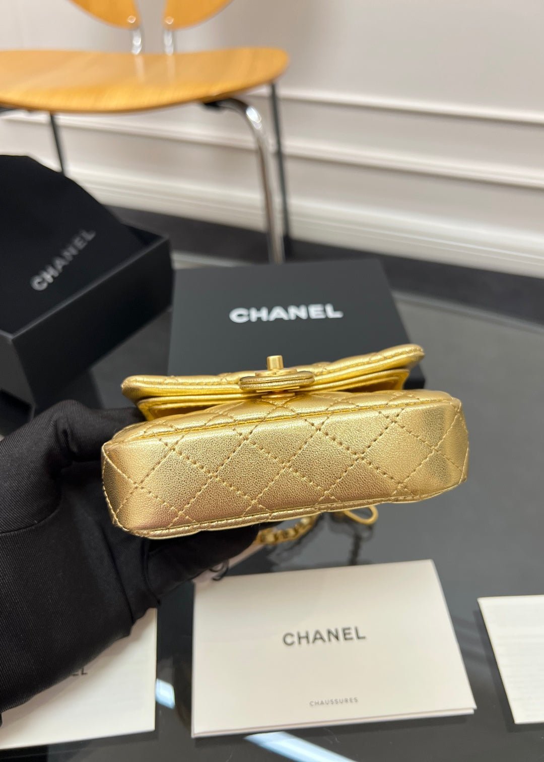 CHANEL 25S FLAP CHARM BAG 13 IN GOLD METALLIC LAMBSKIN - Image 16