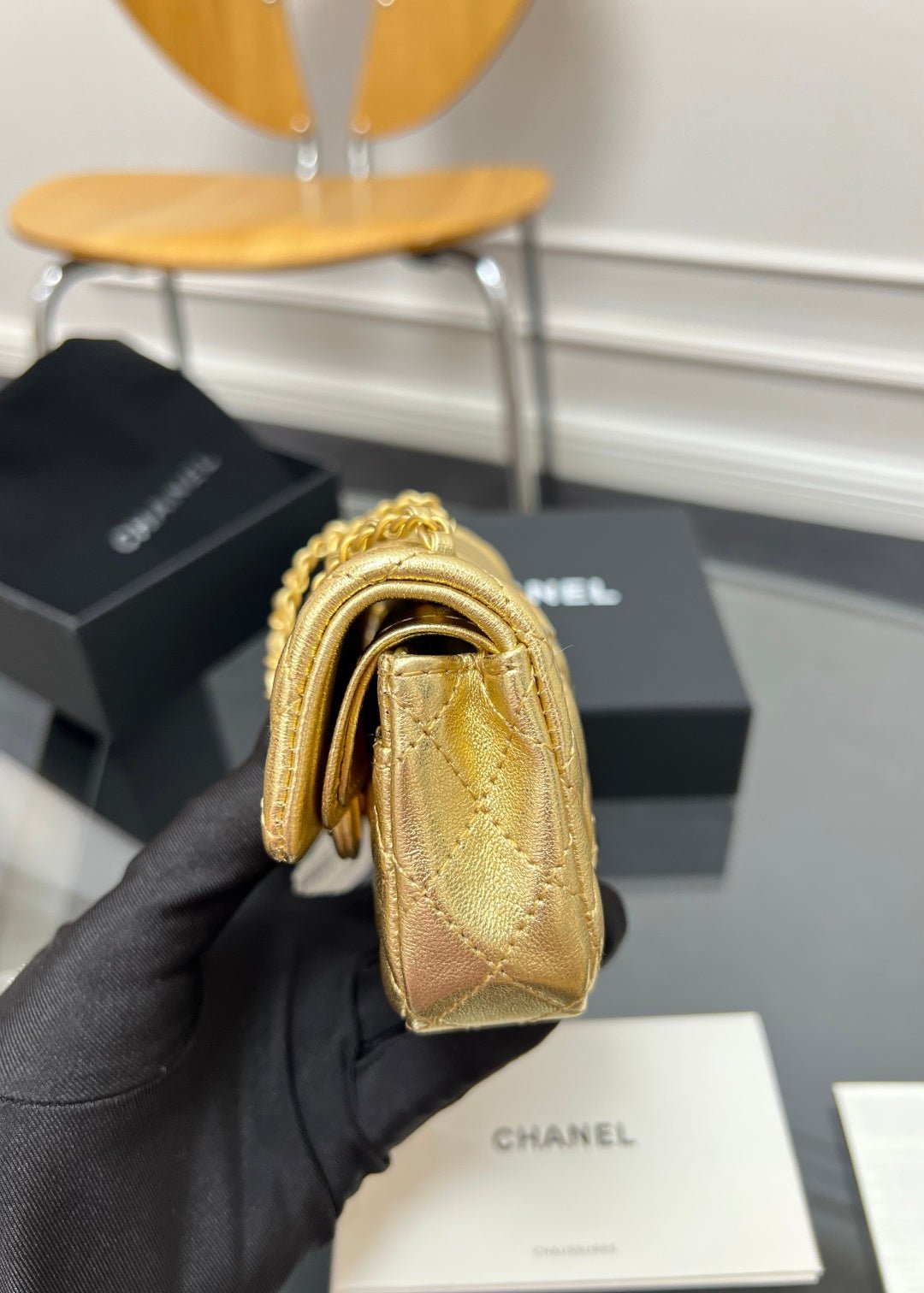 CHANEL 25S FLAP CHARM BAG 13 IN GOLD METALLIC LAMBSKIN - Image 18