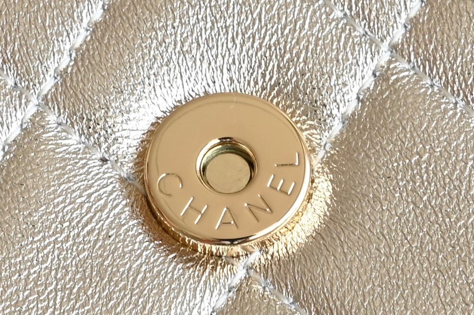 CHANEL 25S KELLY 18 CM IN GOLD LAMBSKIN - Image 7