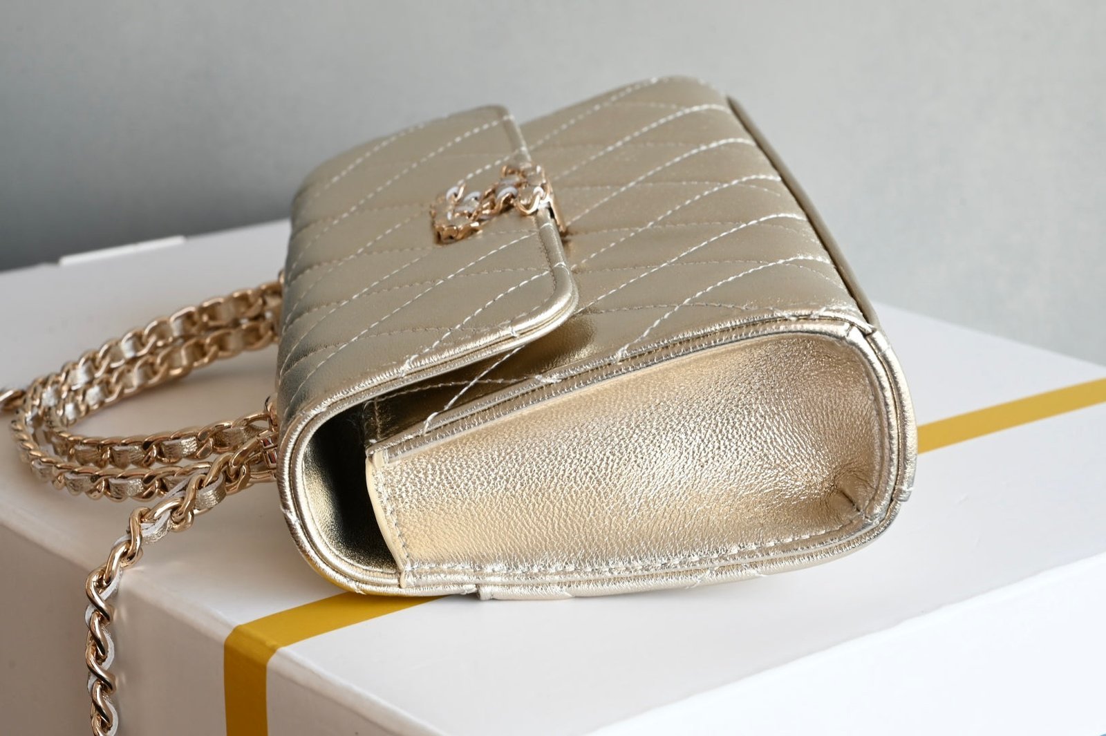 CHANEL 25S KELLY 18 CM IN GOLD LAMBSKIN - Image 5