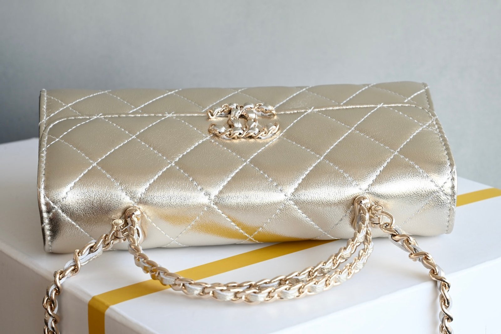 CHANEL 25S KELLY 18 CM IN GOLD LAMBSKIN - Image 3