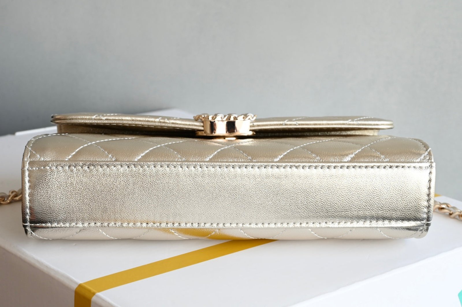 CHANEL 25S KELLY 18 CM IN GOLD LAMBSKIN - Image 6