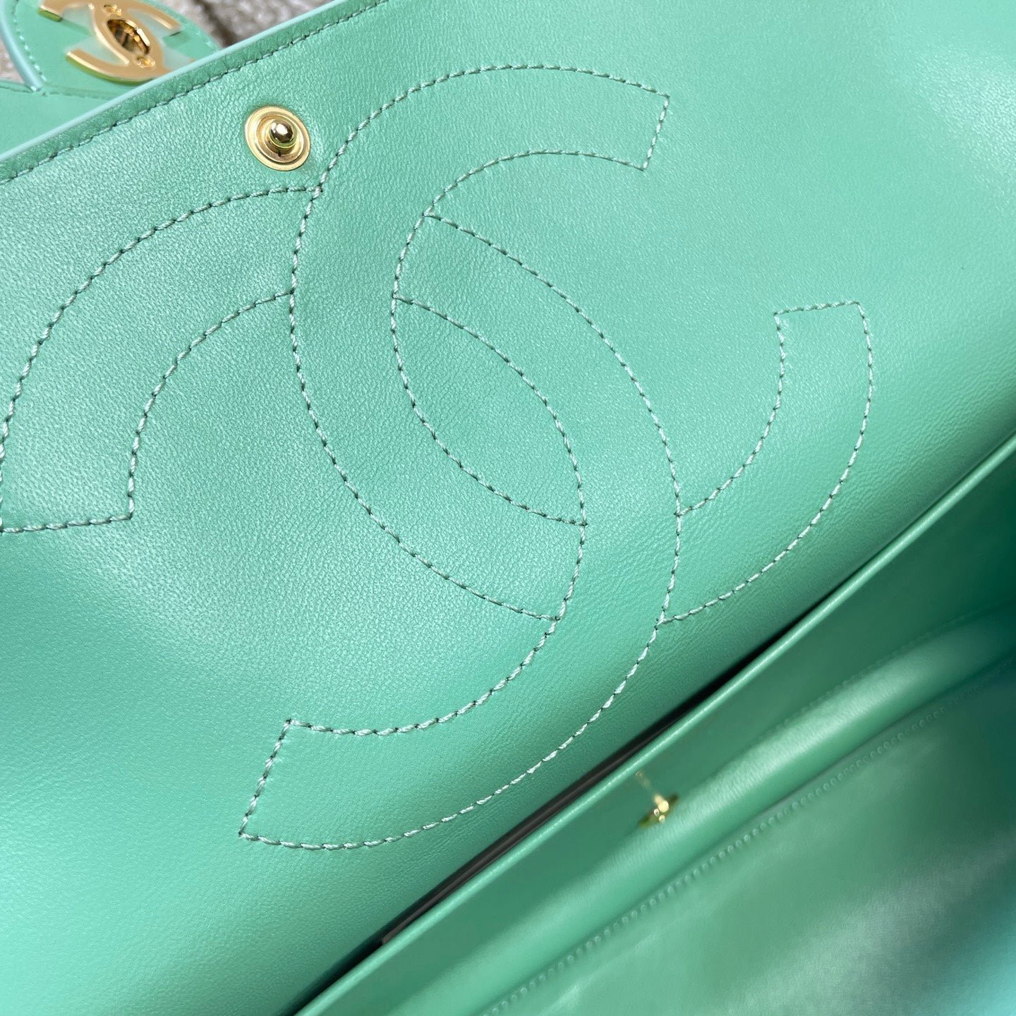 CHANEL 26S CLASSIC FLAP 33 IN MINT GREEN SUEDE - Image 16