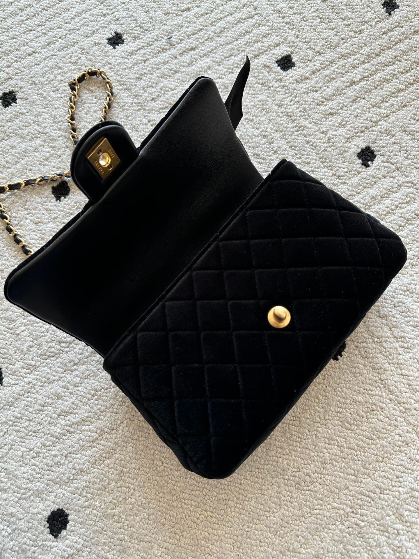 CHANEL 25S MINI FLAP BAG 23 IN BLACK VELVET WITH GOLD HARDWARE - Image 6
