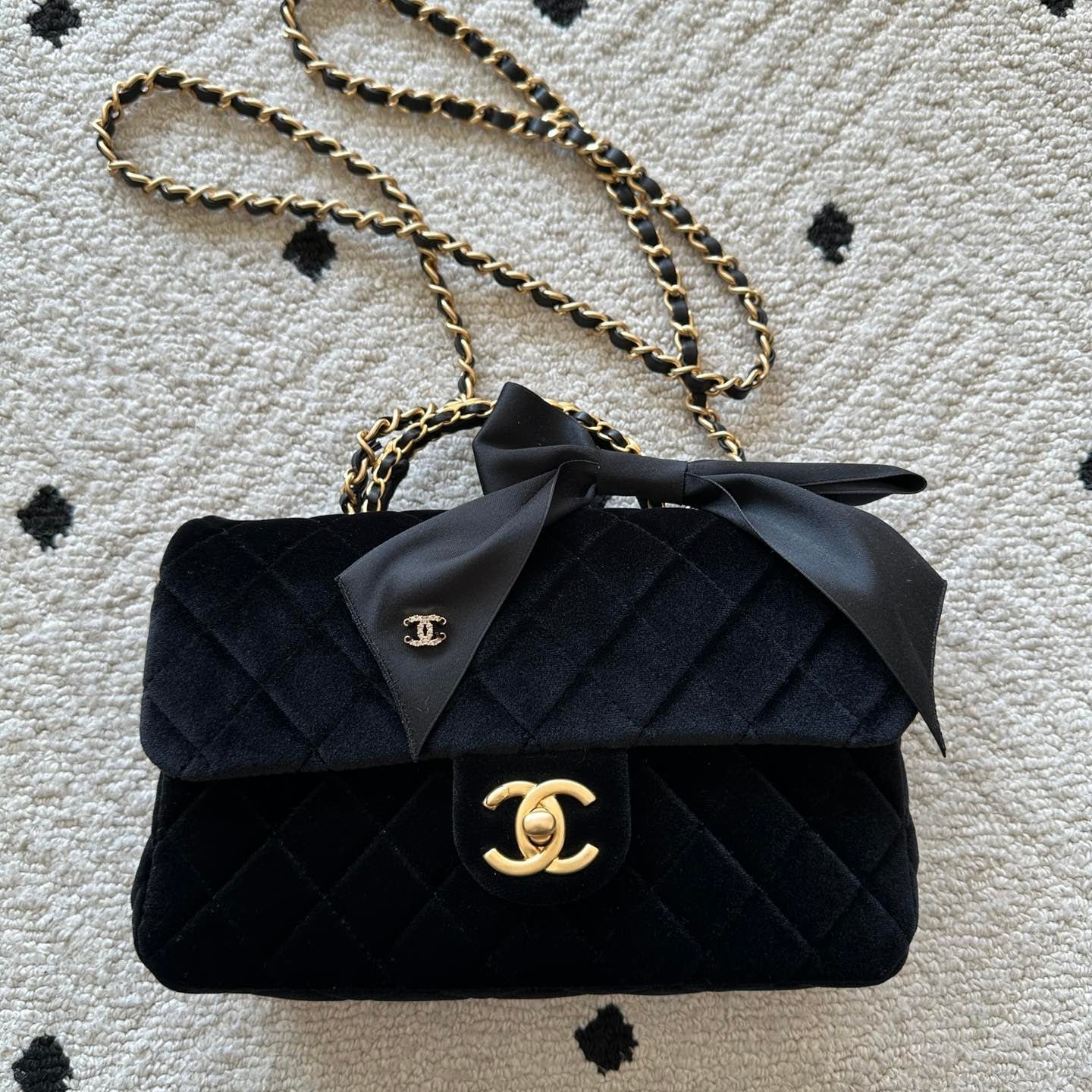CHANEL 25S MINI FLAP BAG 23 IN BLACK VELVET WITH GOLD HARDWARE - Image 10