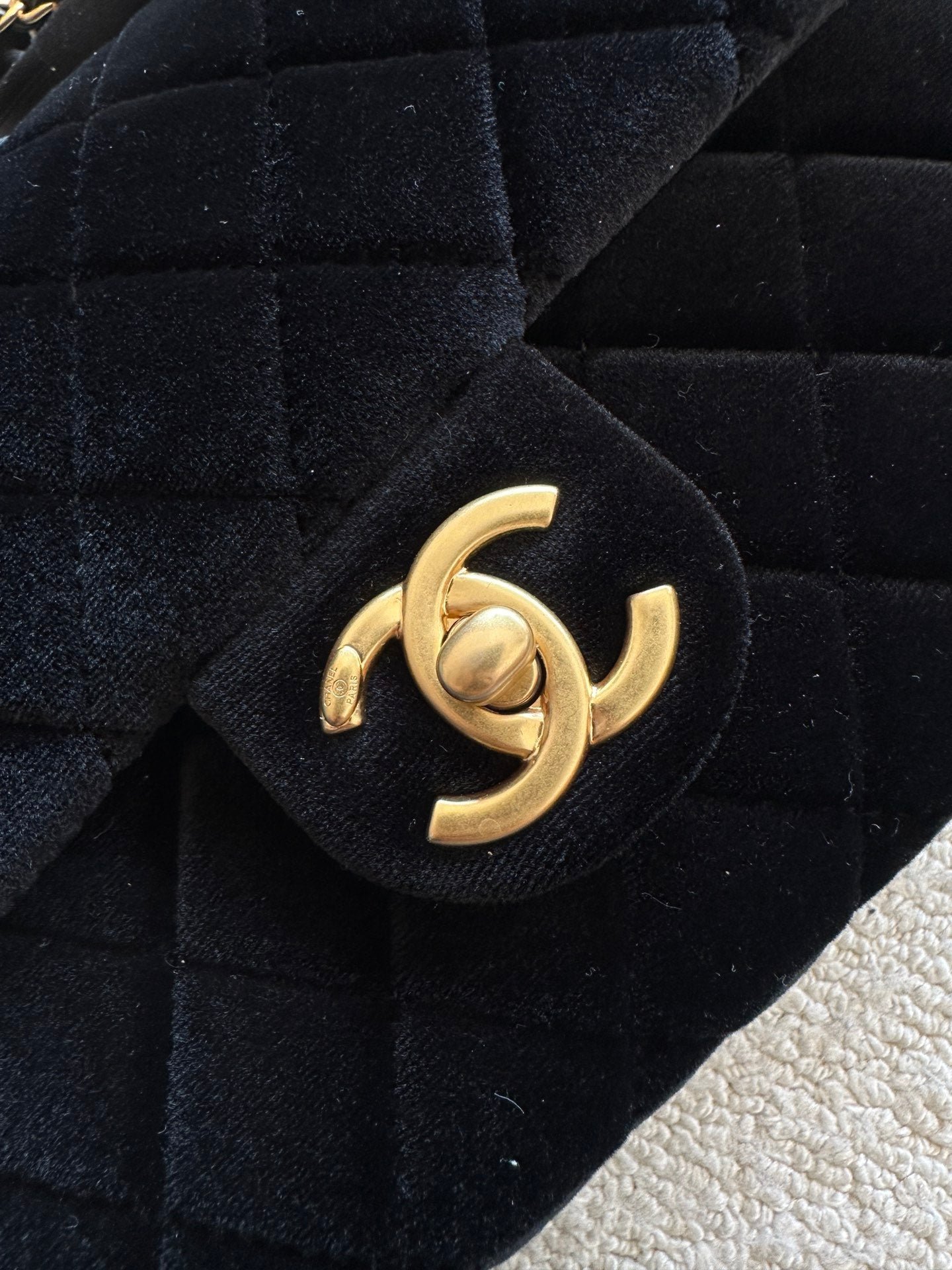 CHANEL 25S MINI FLAP BAG 23 IN BLACK VELVET WITH GOLD HARDWARE - Image 5
