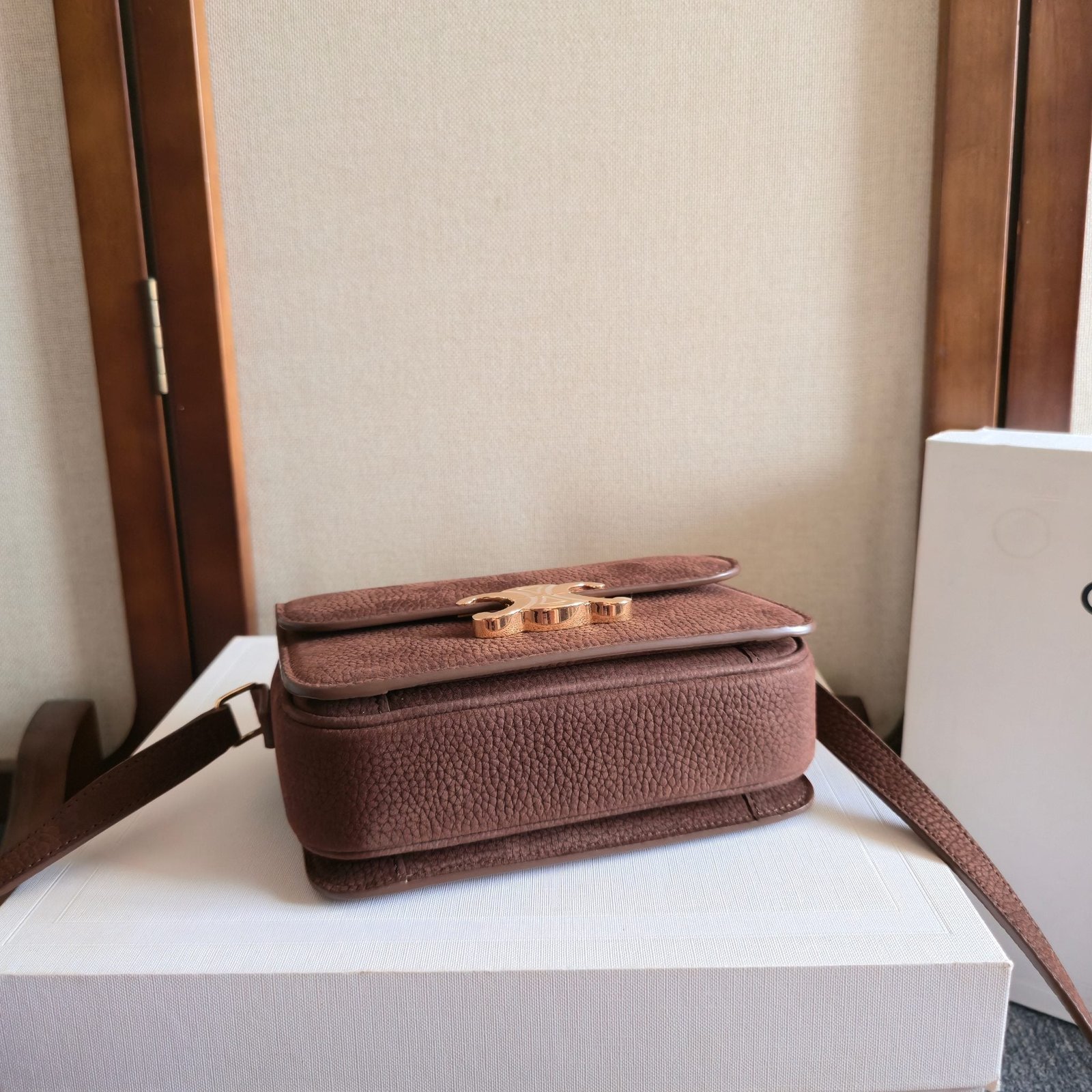 CELINE 25S TEEN TRIOMPHE BAG 18MM IN DARK BROWN GRAINED NUBUCK CALFSKIN - Image 8