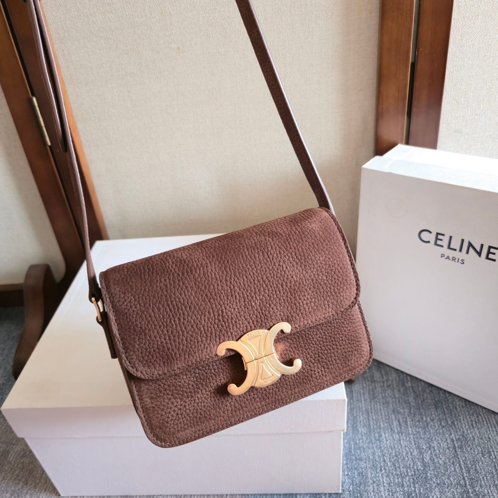 CELINE 25S TEEN TRIOMPHE BAG 18MM IN DARK BROWN GRAINED NUBUCK CALFSKIN - Image 14