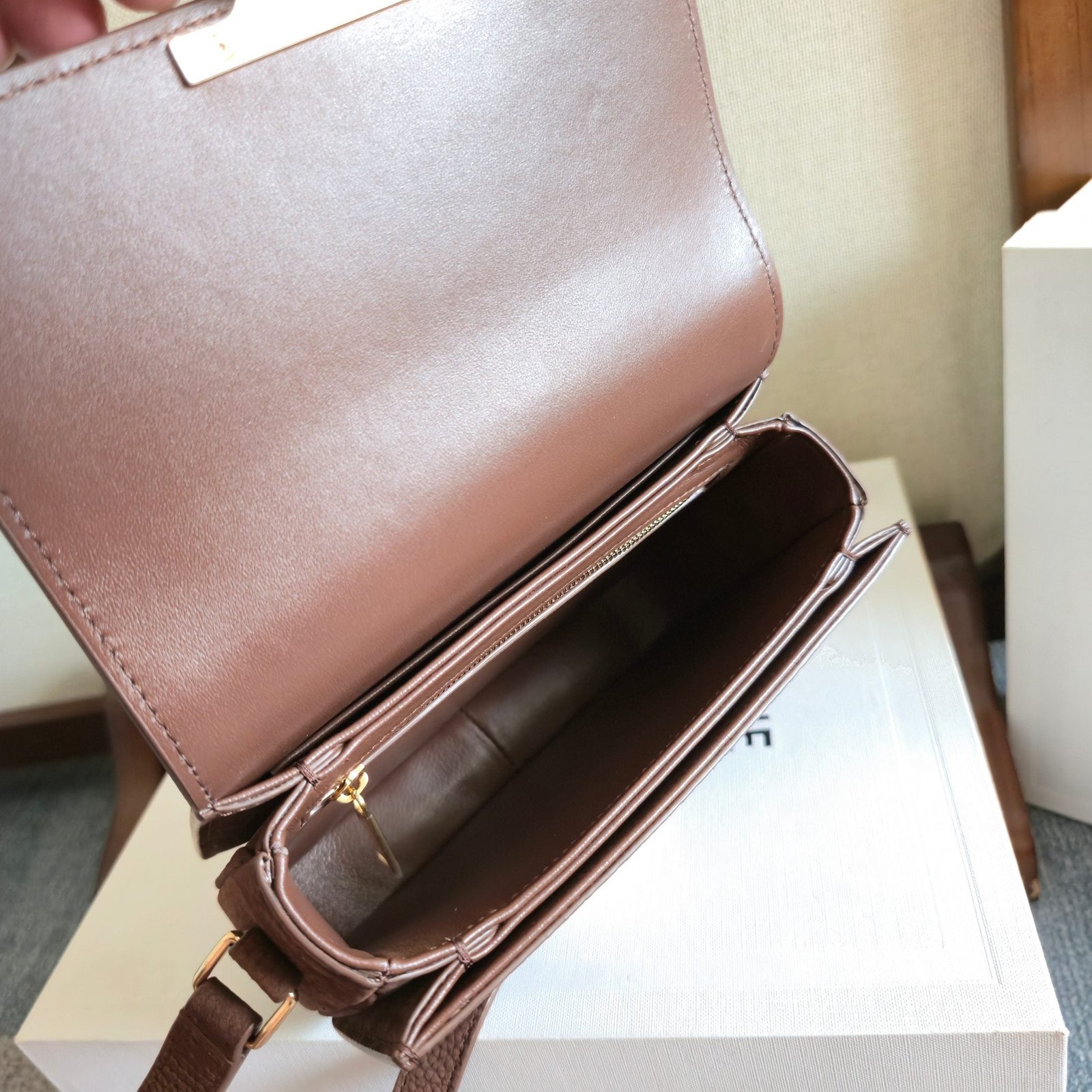 CELINE 25S TEEN TRIOMPHE BAG 18MM IN DARK BROWN GRAINED NUBUCK CALFSKIN - Image 12