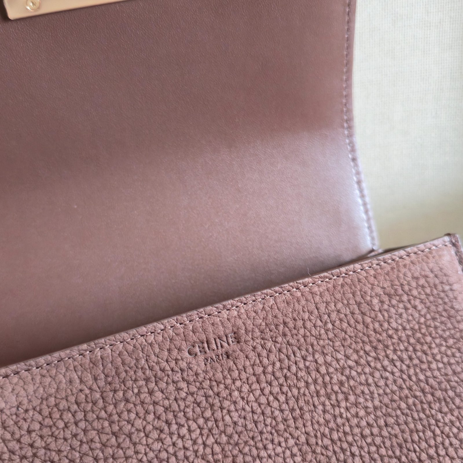 CELINE 25S TEEN TRIOMPHE BAG 18MM IN DARK BROWN GRAINED NUBUCK CALFSKIN - Image 13