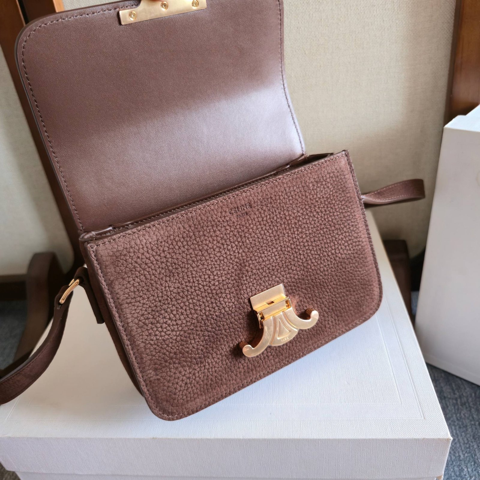 CELINE 25S TEEN TRIOMPHE BAG 18MM IN DARK BROWN GRAINED NUBUCK CALFSKIN - Image 3