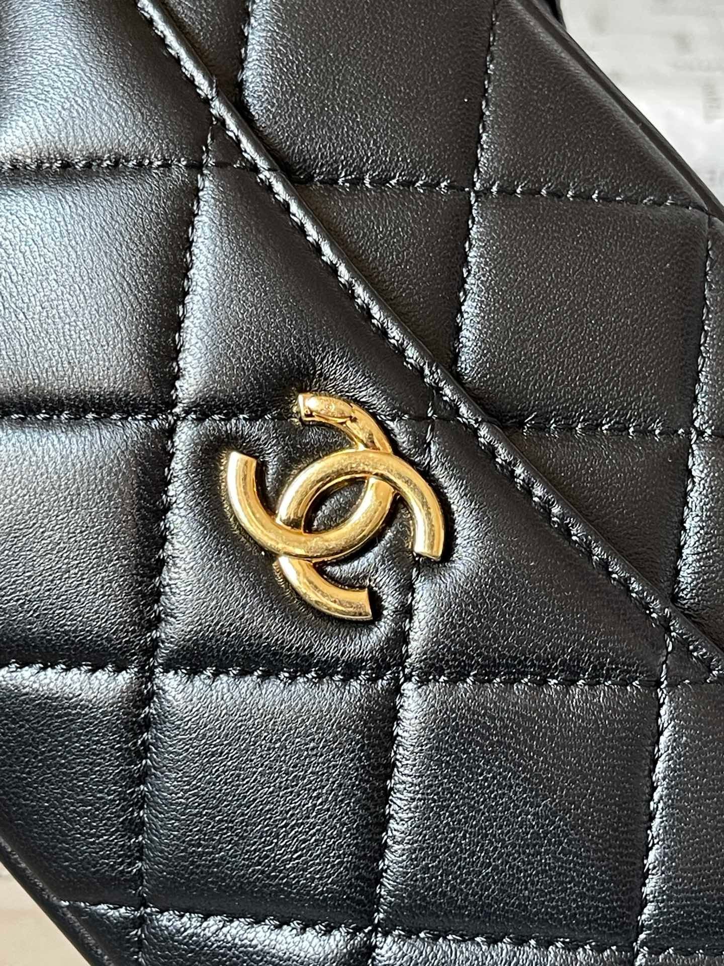 CAMERA BAG 18 IN BLACK QUILTED LAMBSKIN DOUBLE C GOLD COIN - Image 5