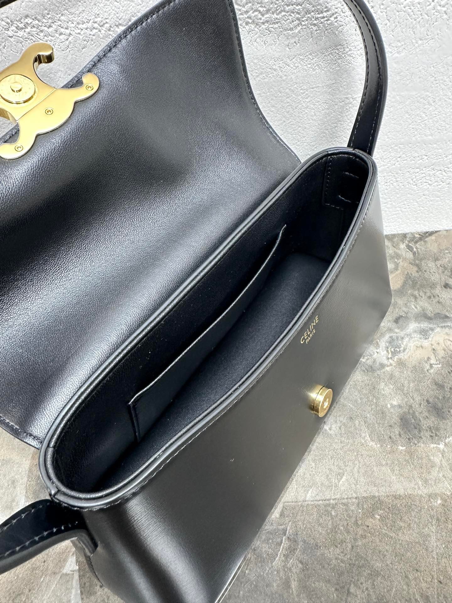 CELINE 25S TRIOMPHE BAG 24 IN BLACK SHINY CALFSKIN - Image 6