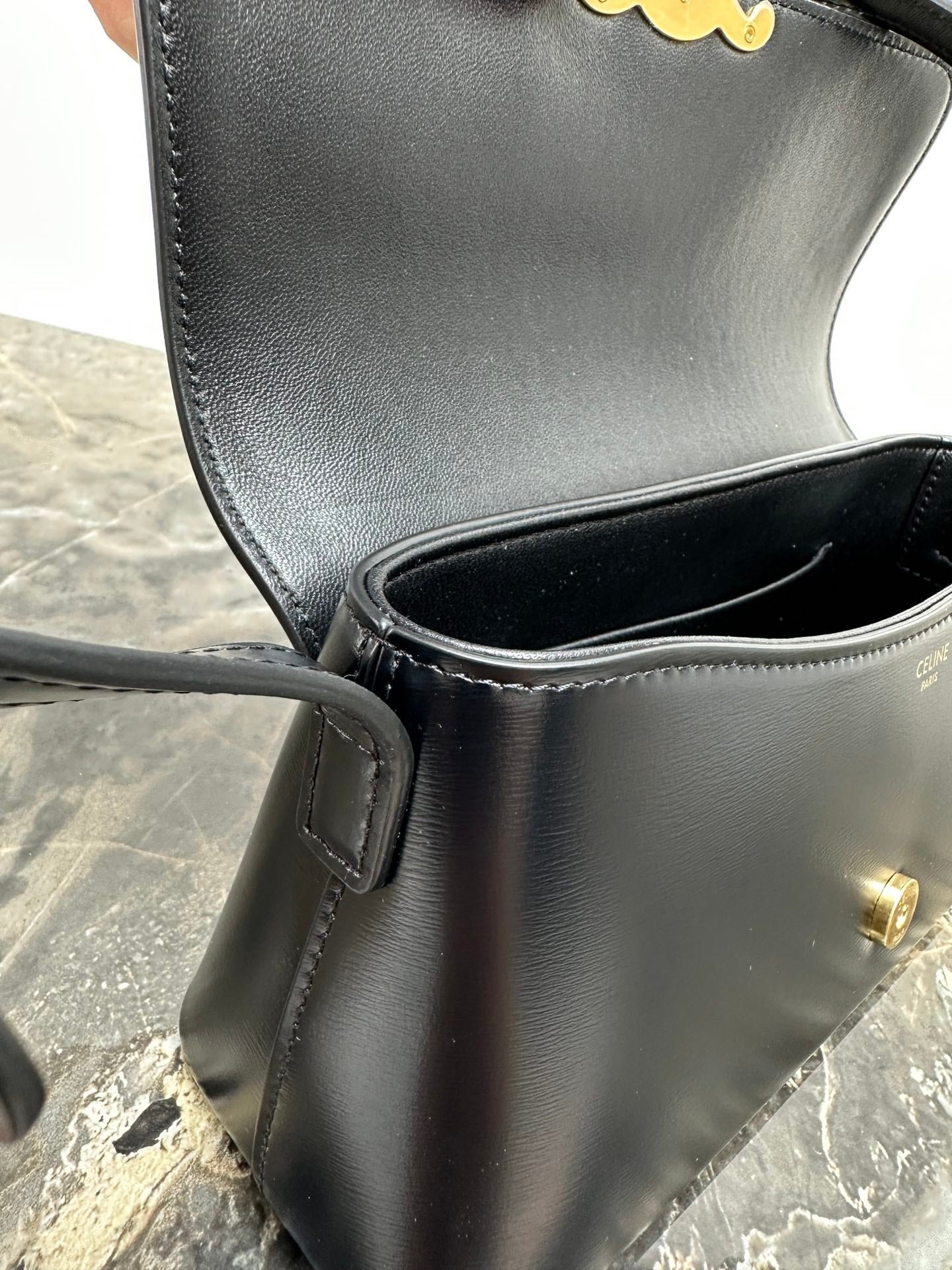 CELINE 25S TRIOMPHE BAG 24 IN BLACK SHINY CALFSKIN - Image 17