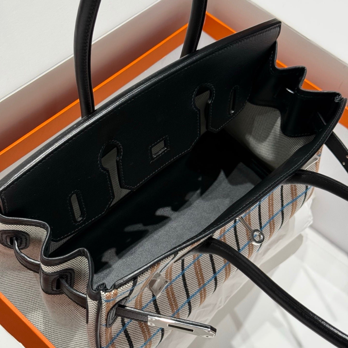 BIRKIN SHOULDER 29 IN BLACK CALFSKIN ÉCRU/NOIR/FAUVE/NOIR/BLEU ZANZIBAR EMBROIDERY PLAID CANVAS - Image 7