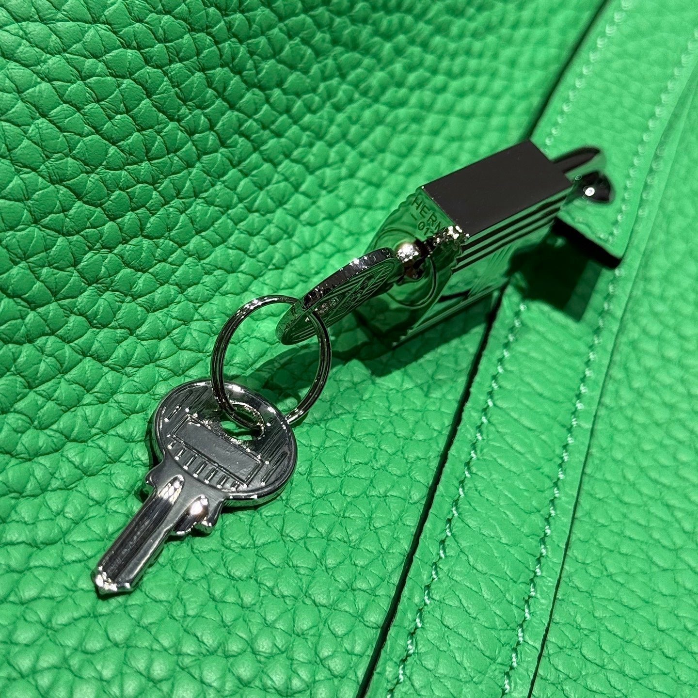 HERMES 25S PICOTIN LOCK 22 IN SPRING GREEN CALFSKIN SILVER HARDWARE - Image 12
