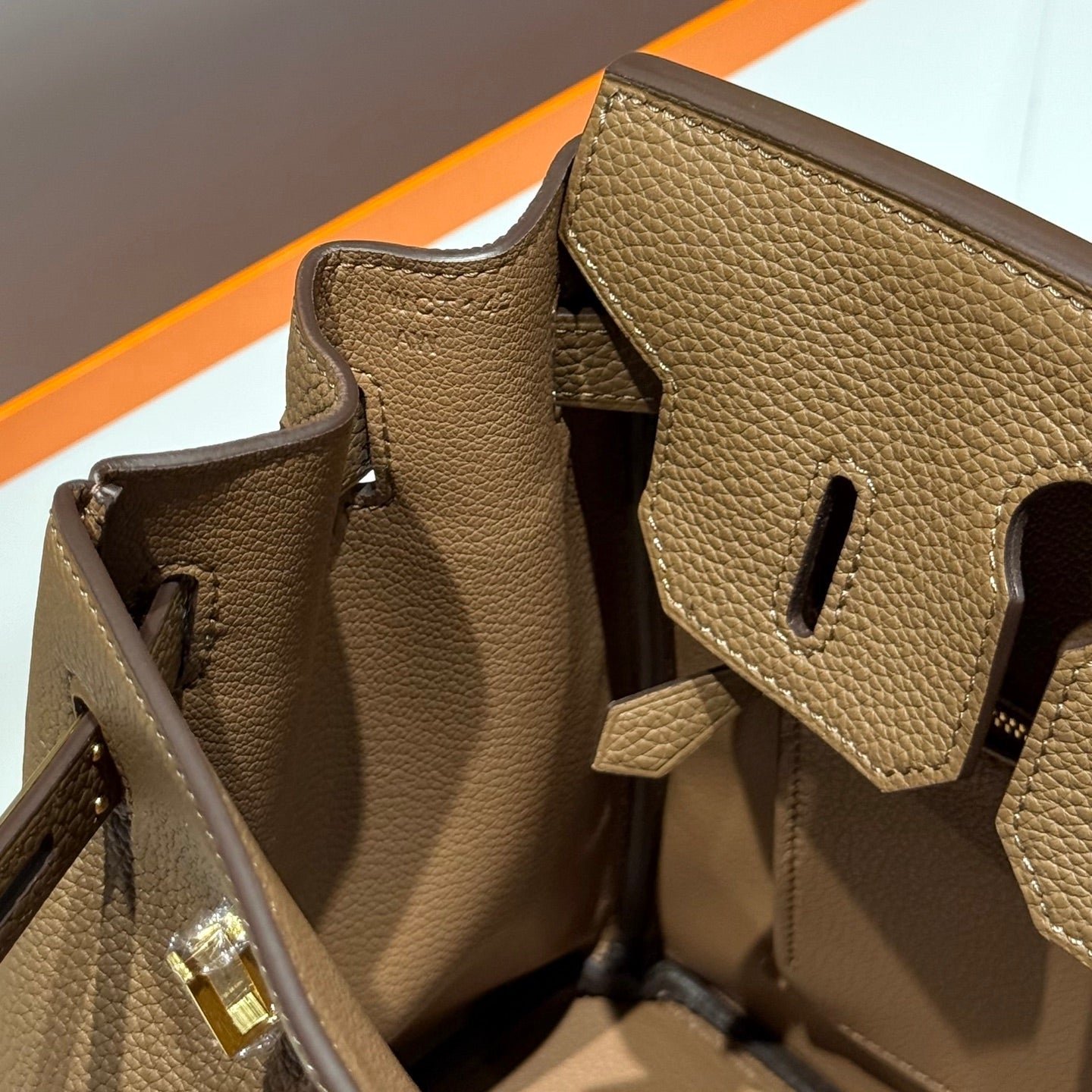 25S HERMES BIRKIN 30 IN COFFEE CALFSKIN GOLD HARDWARE - Image 4