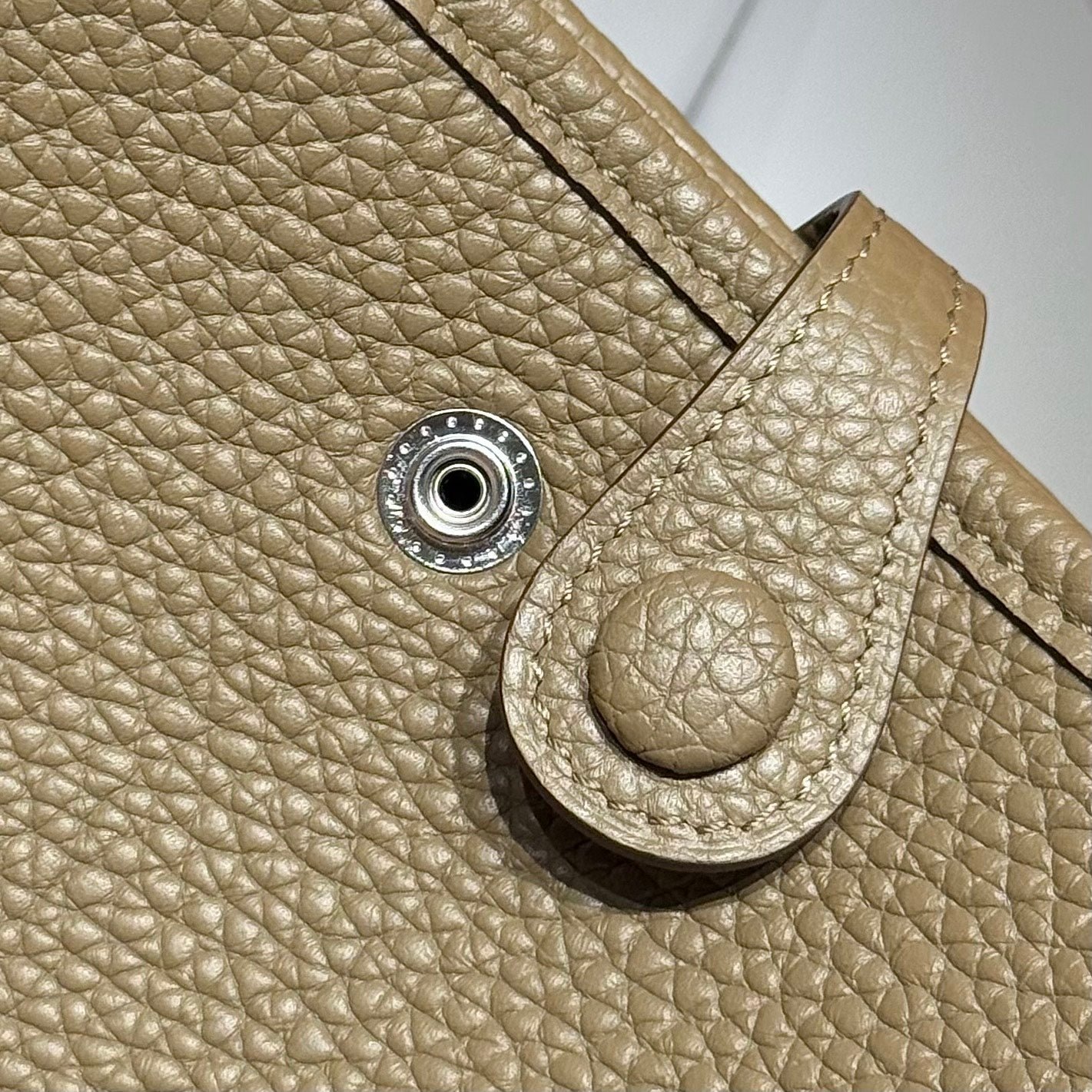 HERMES 25S MINI EVELYNE 18 IN BEIGE MARFA PATTERNED STRAP CALFSKIN SILVER HARDWARE - Image 18
