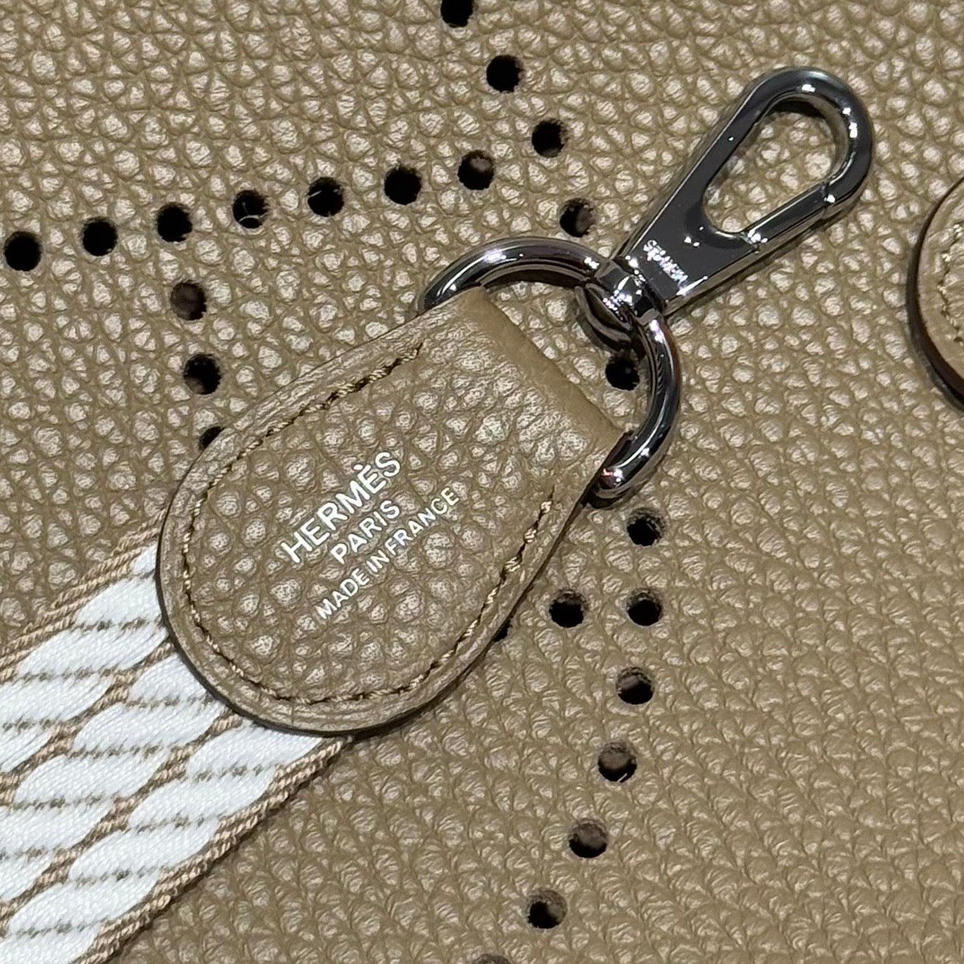 HERMES 25S MINI EVELYNE 18 IN BEIGE MARFA PATTERNED STRAP CALFSKIN SILVER HARDWARE - Image 16