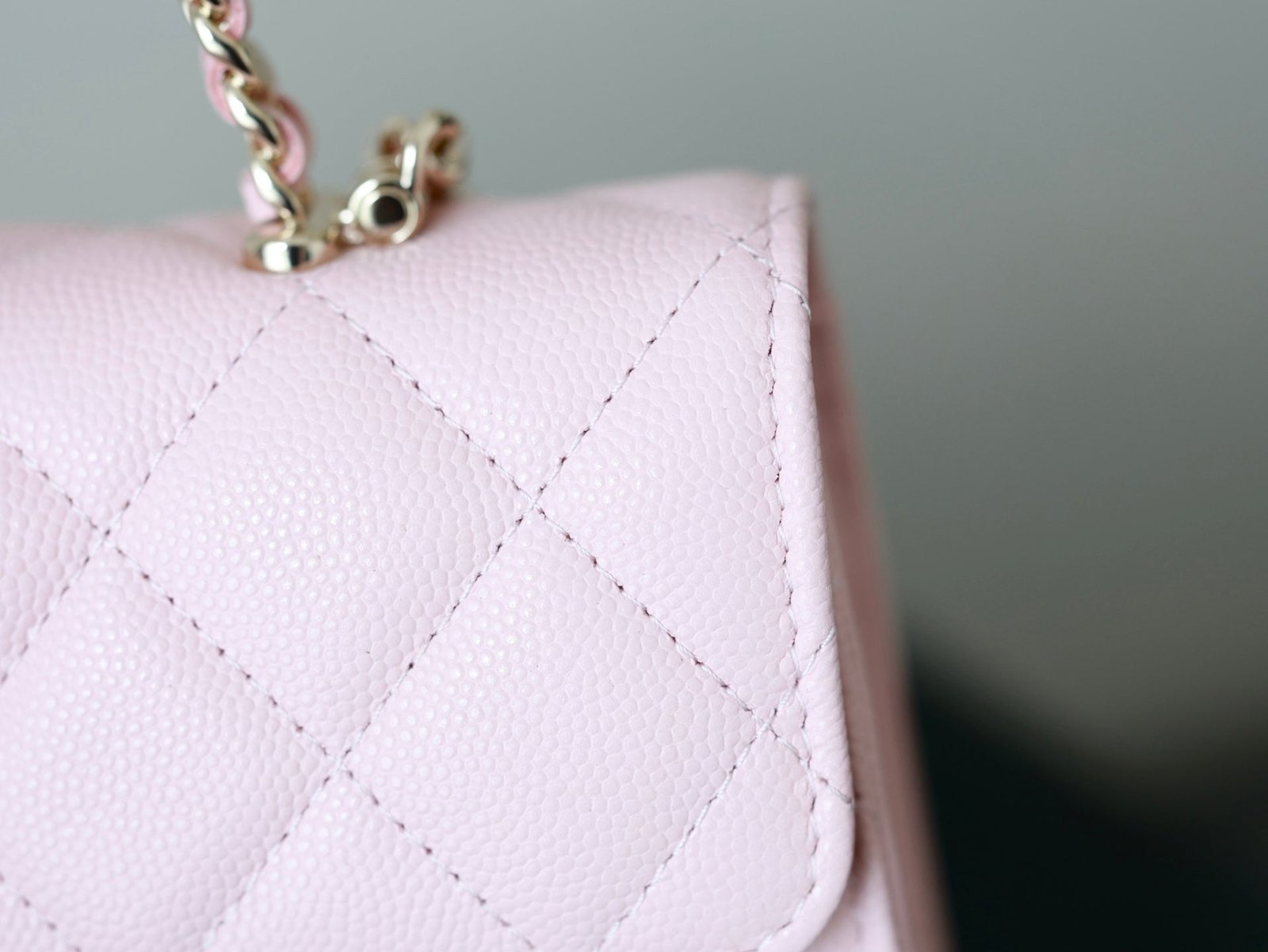CHANEL 25S KELLY IN PASTEL PINK LAMBSKIN WITH GOLD HARDWARE - Image 4