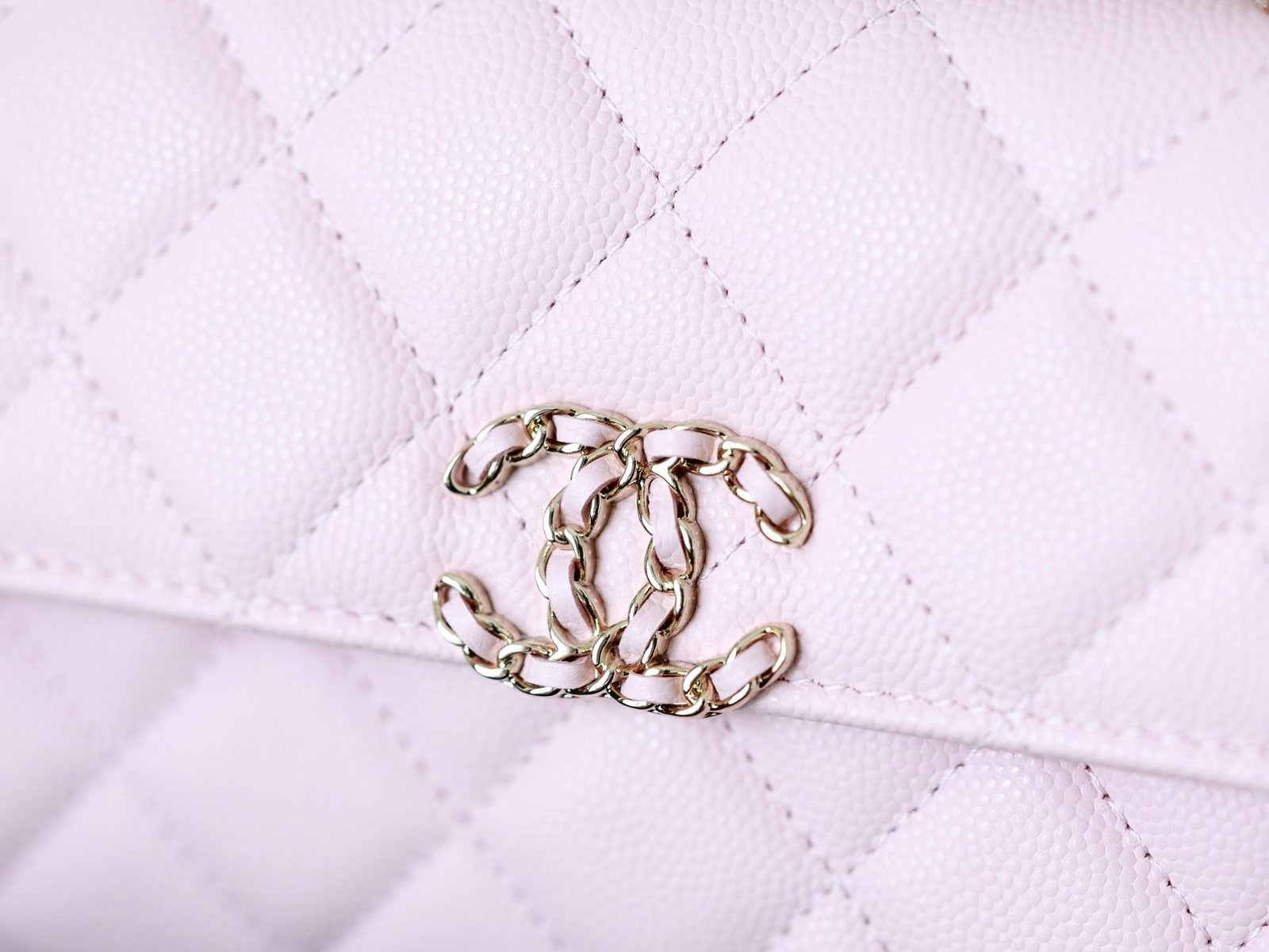 CHANEL 25S KELLY IN PASTEL PINK LAMBSKIN WITH GOLD HARDWARE - Image 3