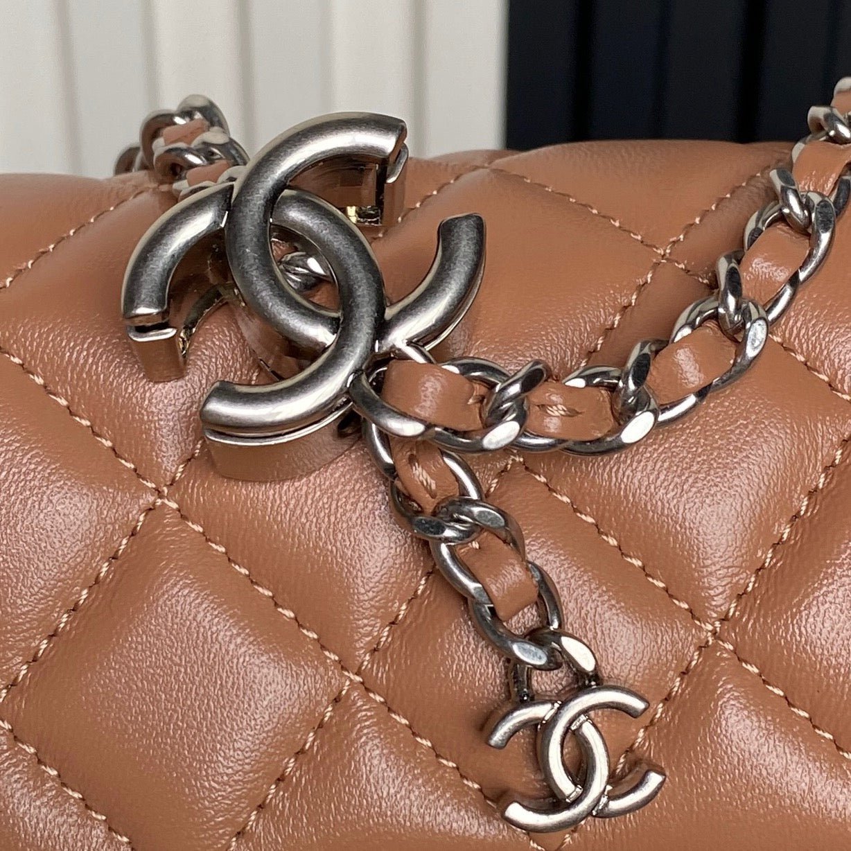 CHANEL 25S FLAP BAG 20 IN DARK CARAMEL CALFSKIN SILVER HARDWARE - Image 5
