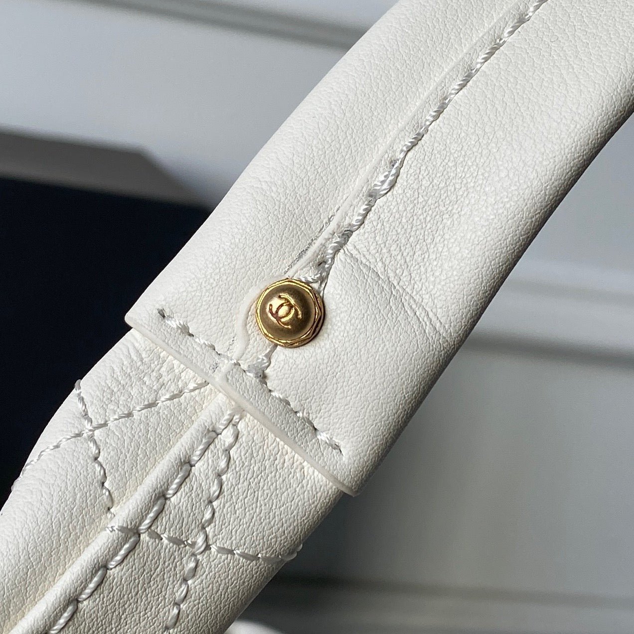 CHANEL 25S HOBO BAG 32 IN CREAM WHITE LAMBSKIN - Image 5