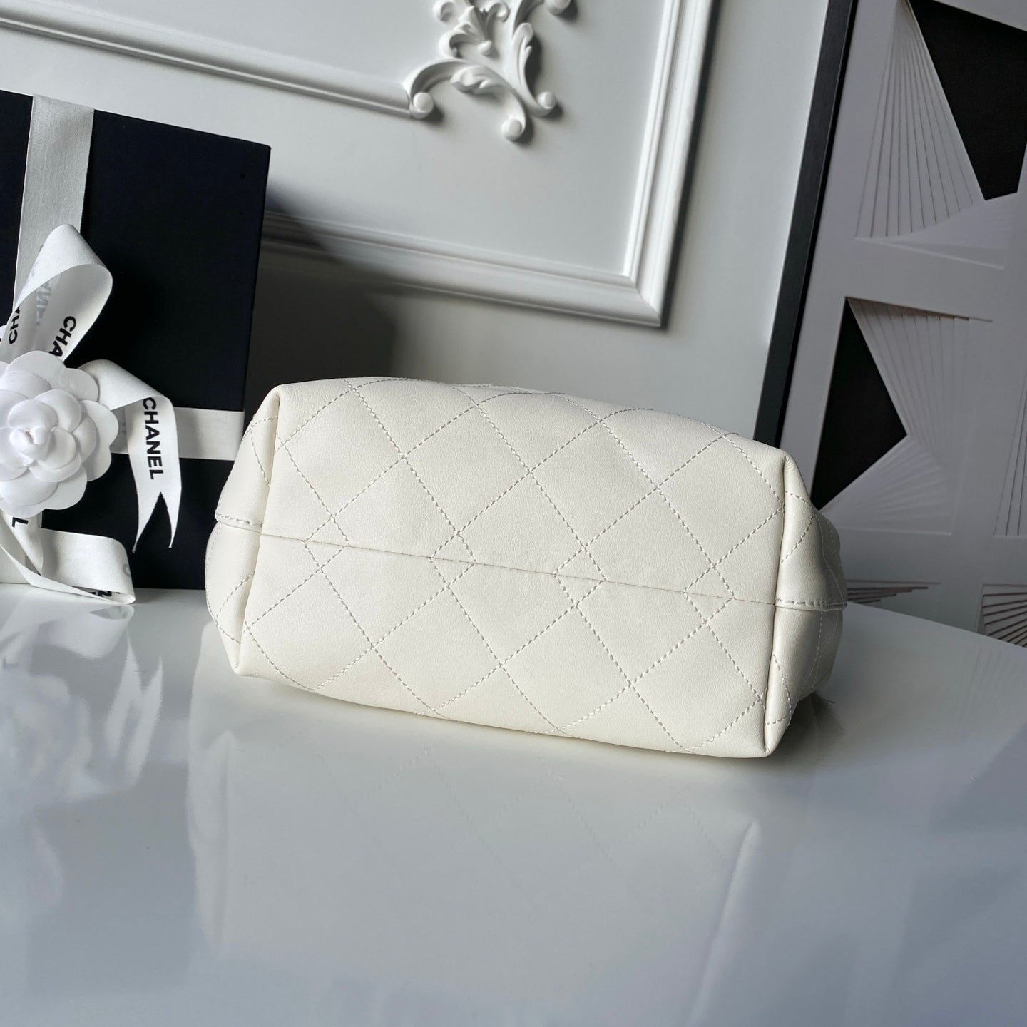 CHANEL 25S HOBO BAG 32 IN CREAM WHITE LAMBSKIN - Image 6