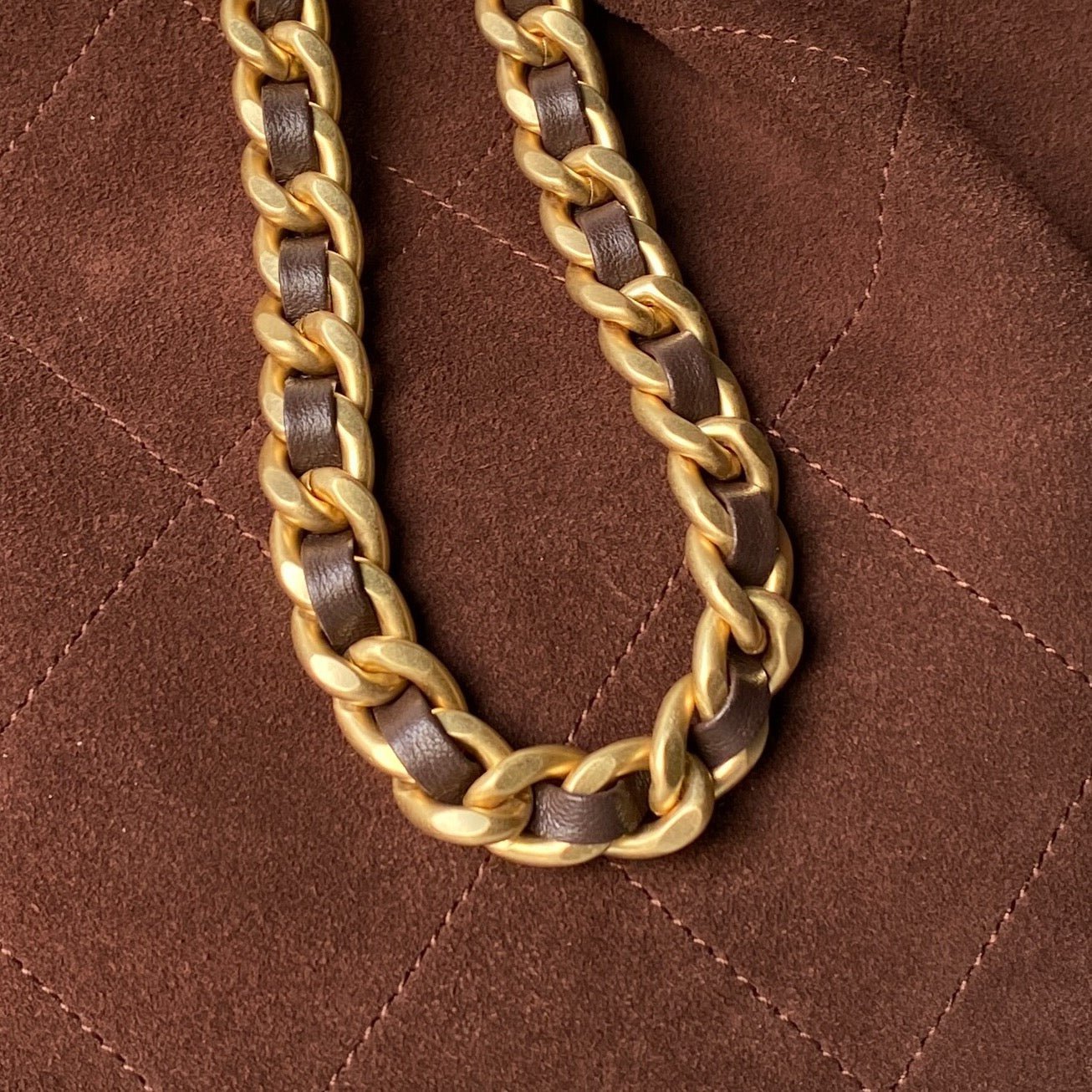 CHANEL 25S HOBO BAG 31 IN DARK BROWN SUEDE WITH GOLD HARDWARE - Image 3